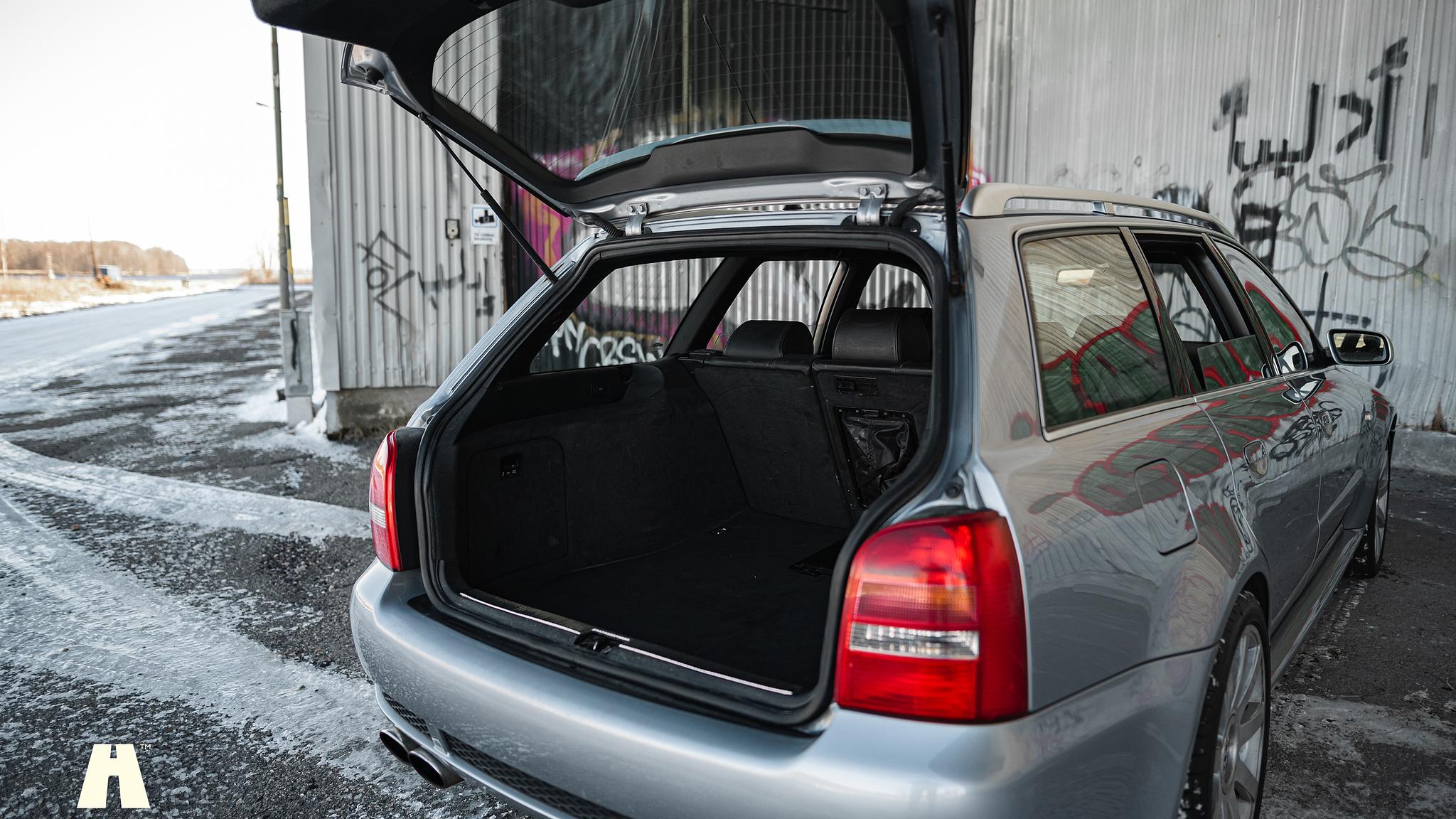 Interior image of 2001 Audi RS4 B5 (86)