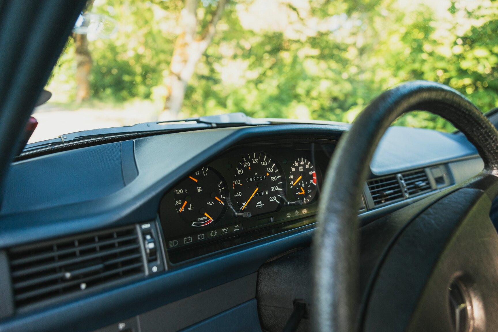 Innenraumfoto von 1987 Mercedes-Benz 230E