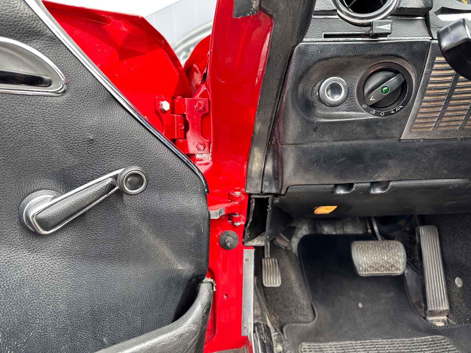Interior image of 1975 Mercedes-Benz 280 SL