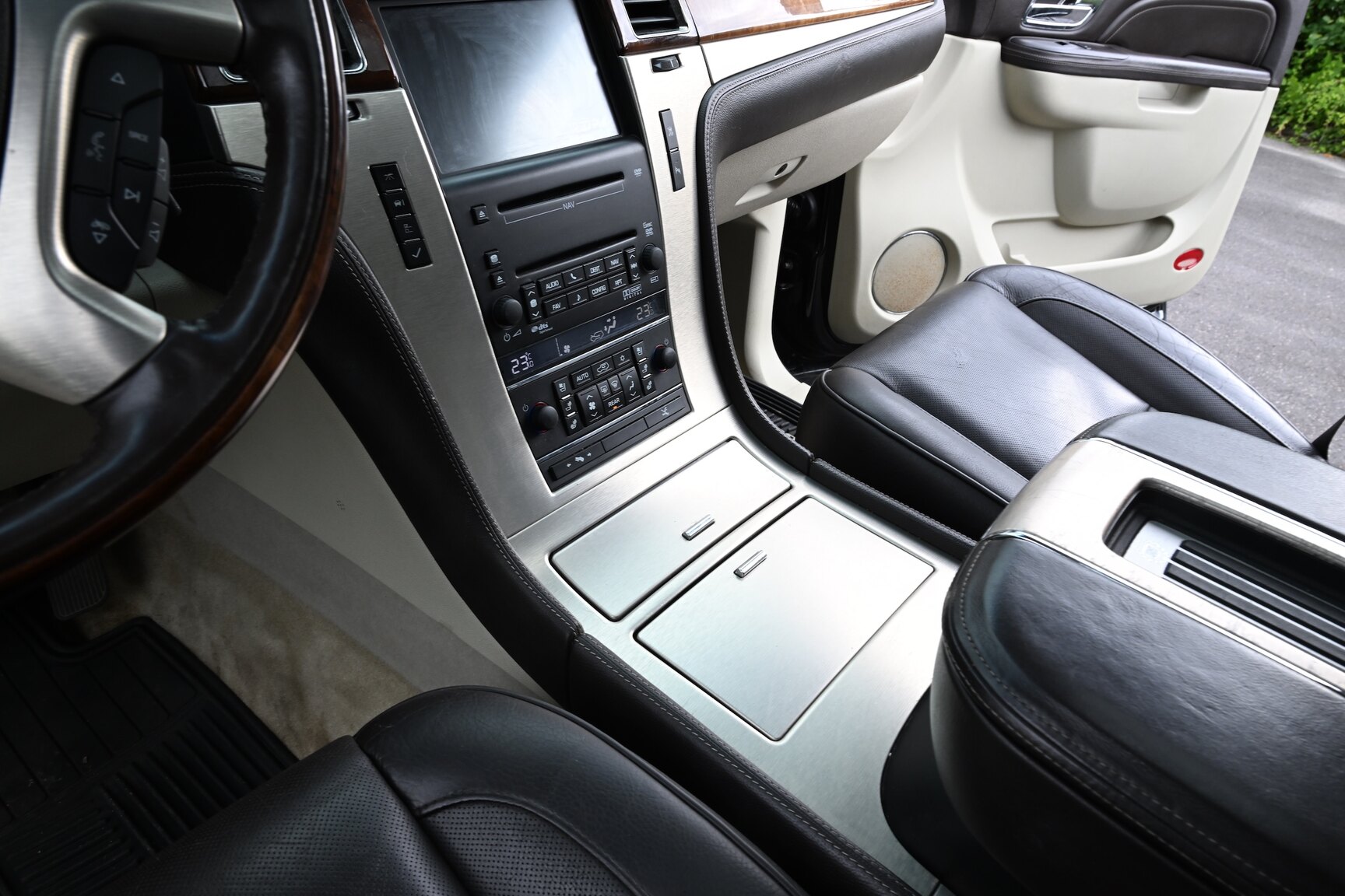 Interior image of 2010 Cadillac Escalade ESV 6.2 Flexfuel