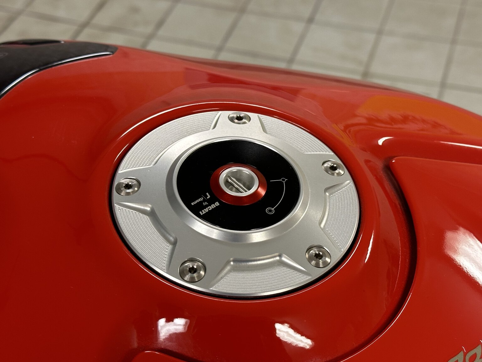 Exteriörbild på 2020 Ducati Panigale V4 25° Anniversario (56)