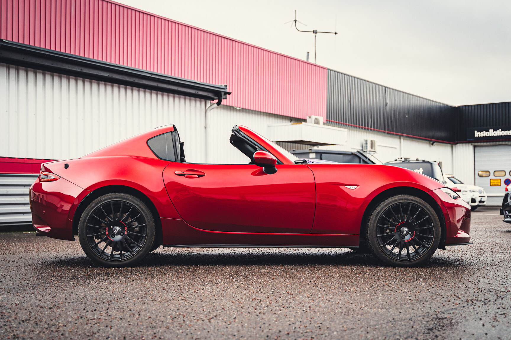 Exteriörbild på 2017 Mazda MX-5 RF - Ett sista race