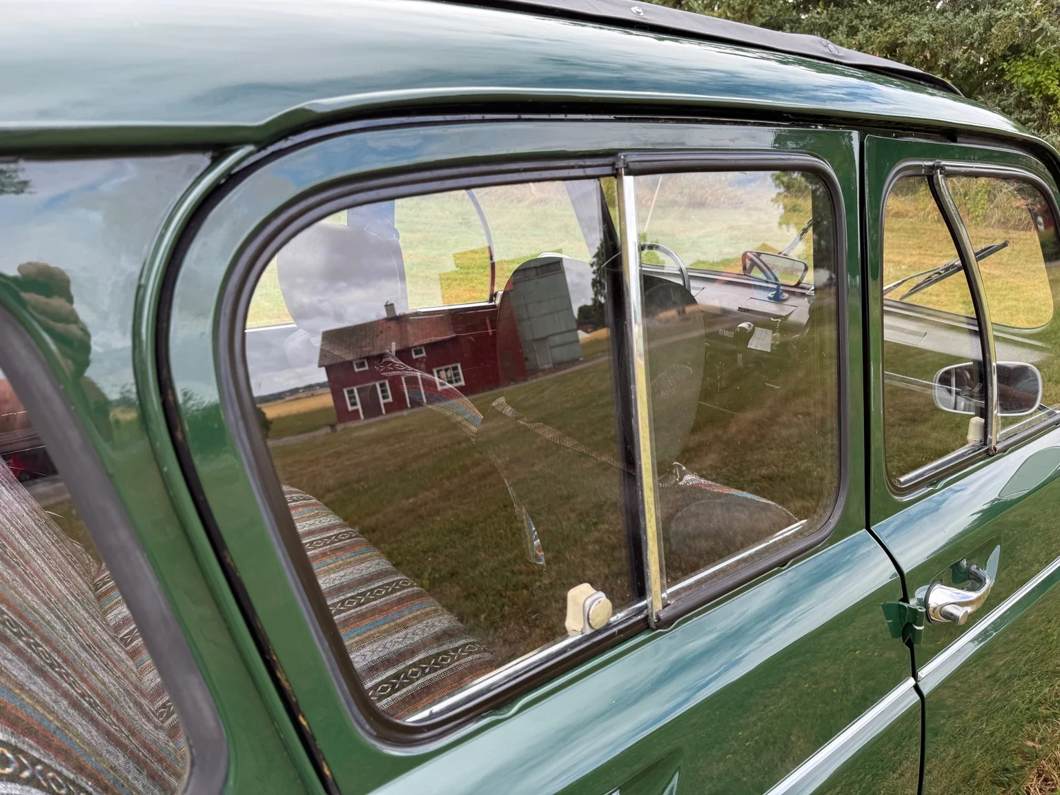 Exterior image of 1970 Renault 4 (40)