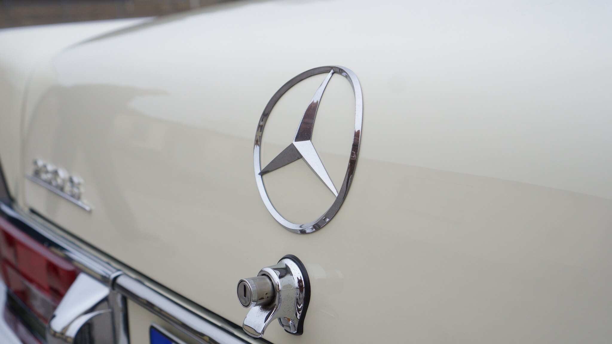 Exteriörbild på 1966 Mercedes-Benz 230 S