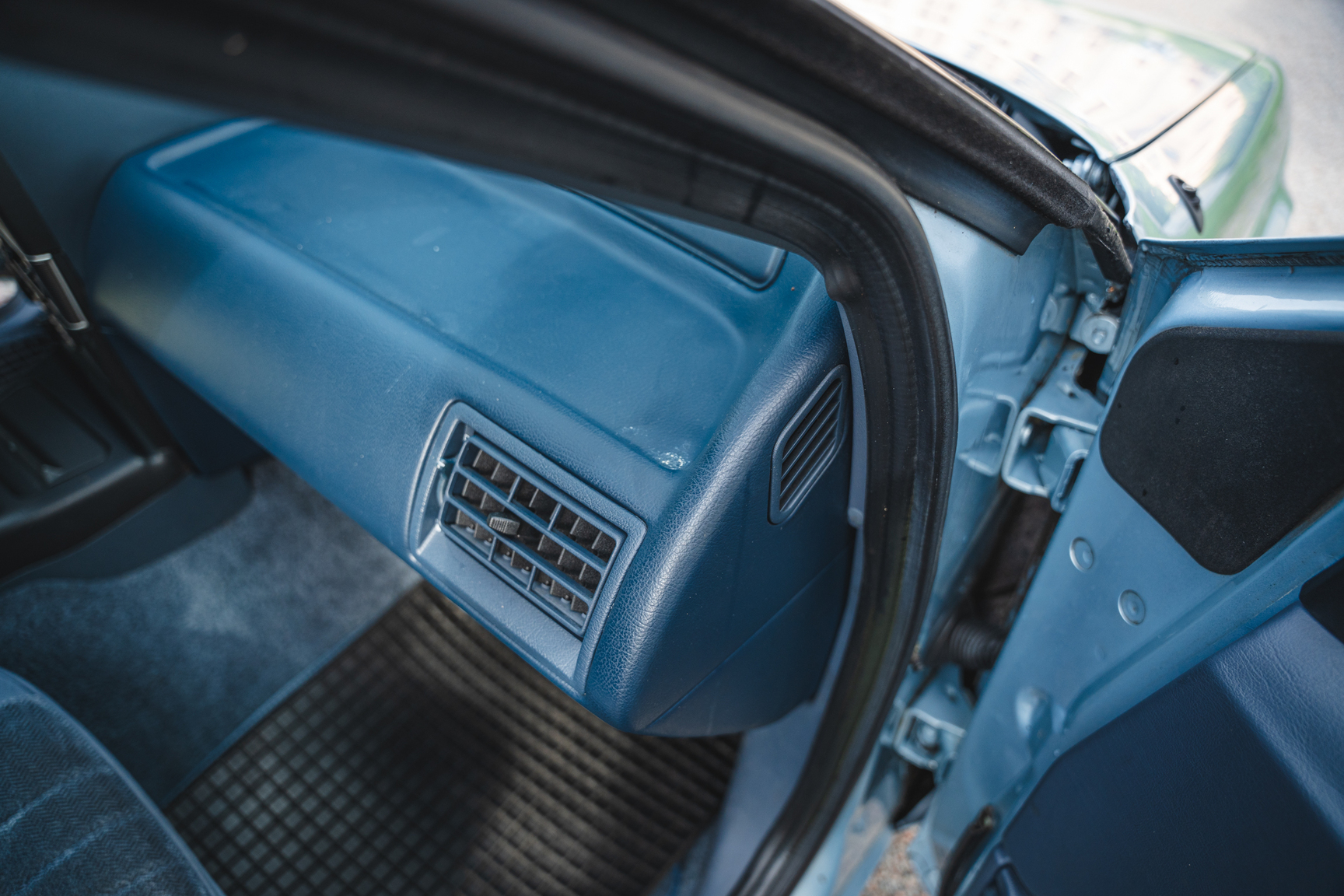 Interior image of 1991 Ford Thunderbird (51)