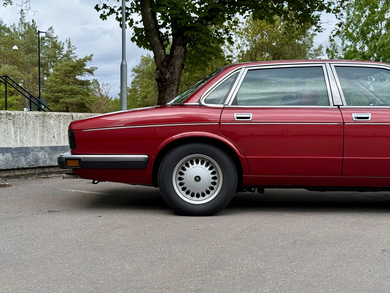 Exterior image of 1988 Daimler Six (8)