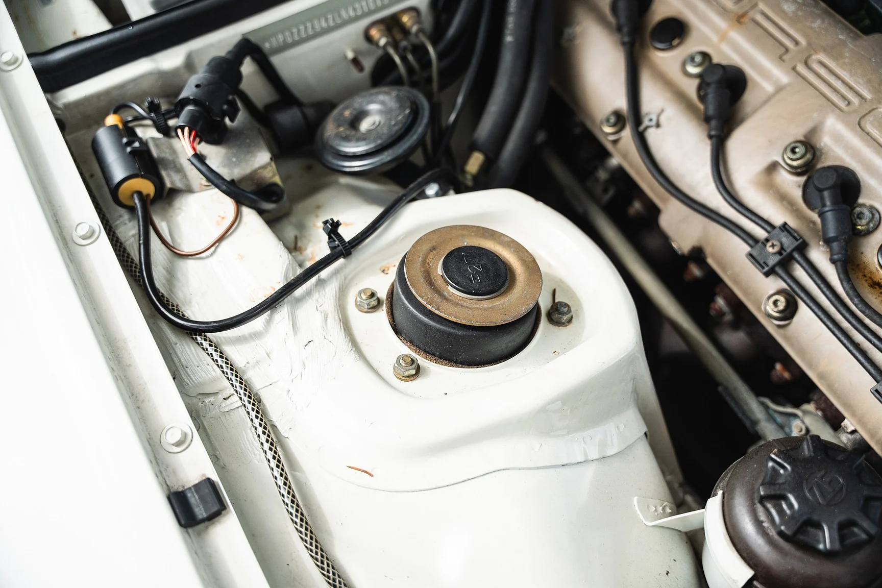 Image of 1990 Porsche 944 S2 Cabriolet  (9) mechanics