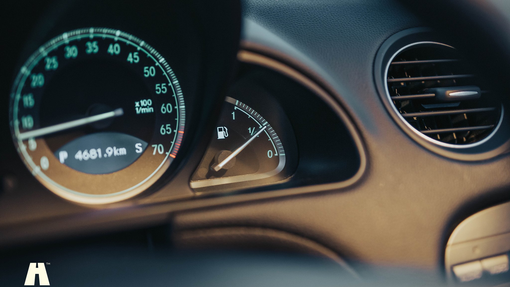 Interior image of 2006 Mercedes Benz SL350 (24)