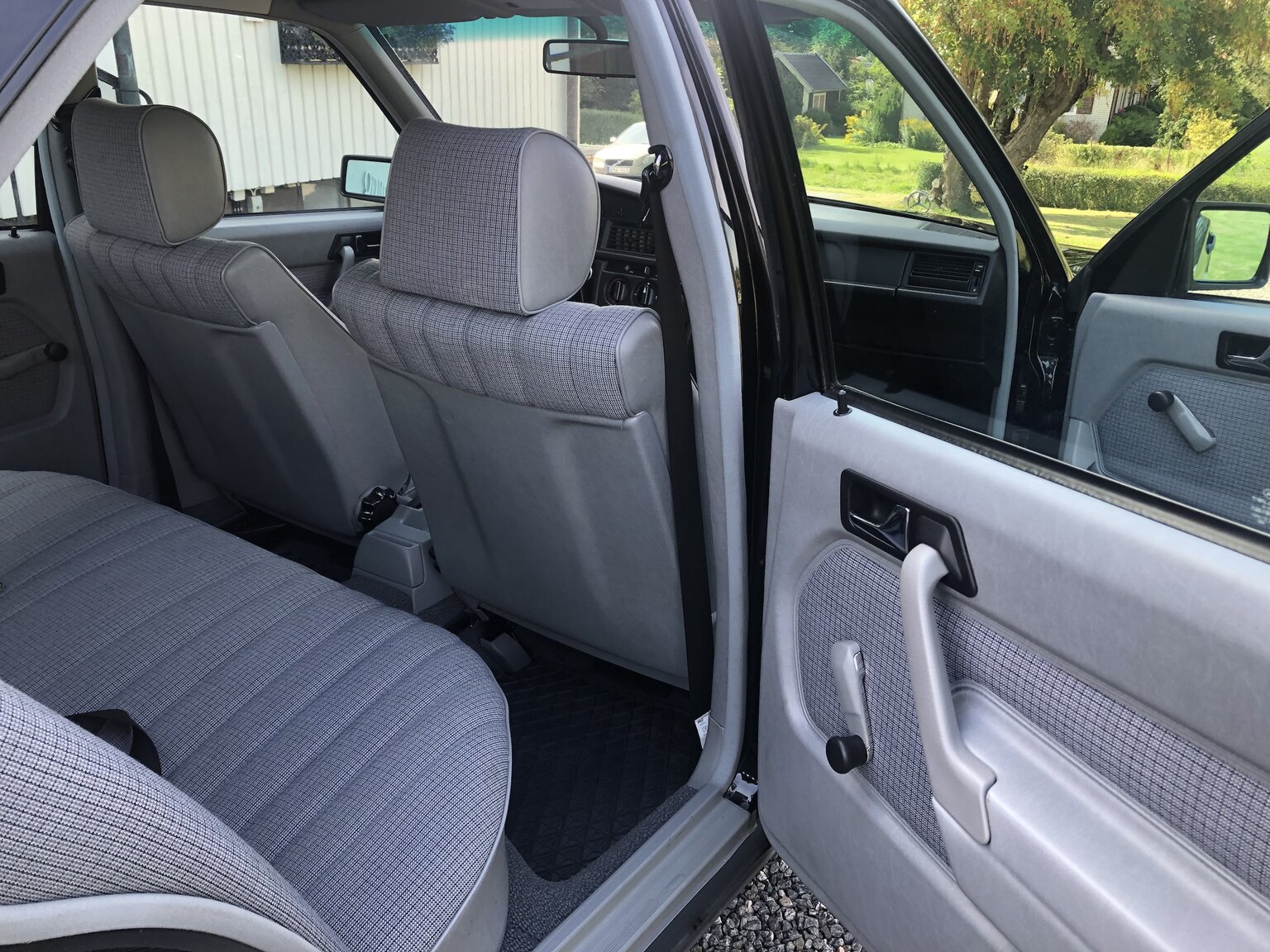 Innenraumfoto von 1986 Mercedes-Benz 190E