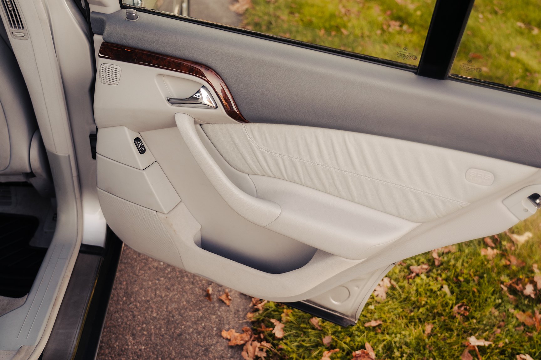 Interior image of 1999 Mercedes-Benz S 320