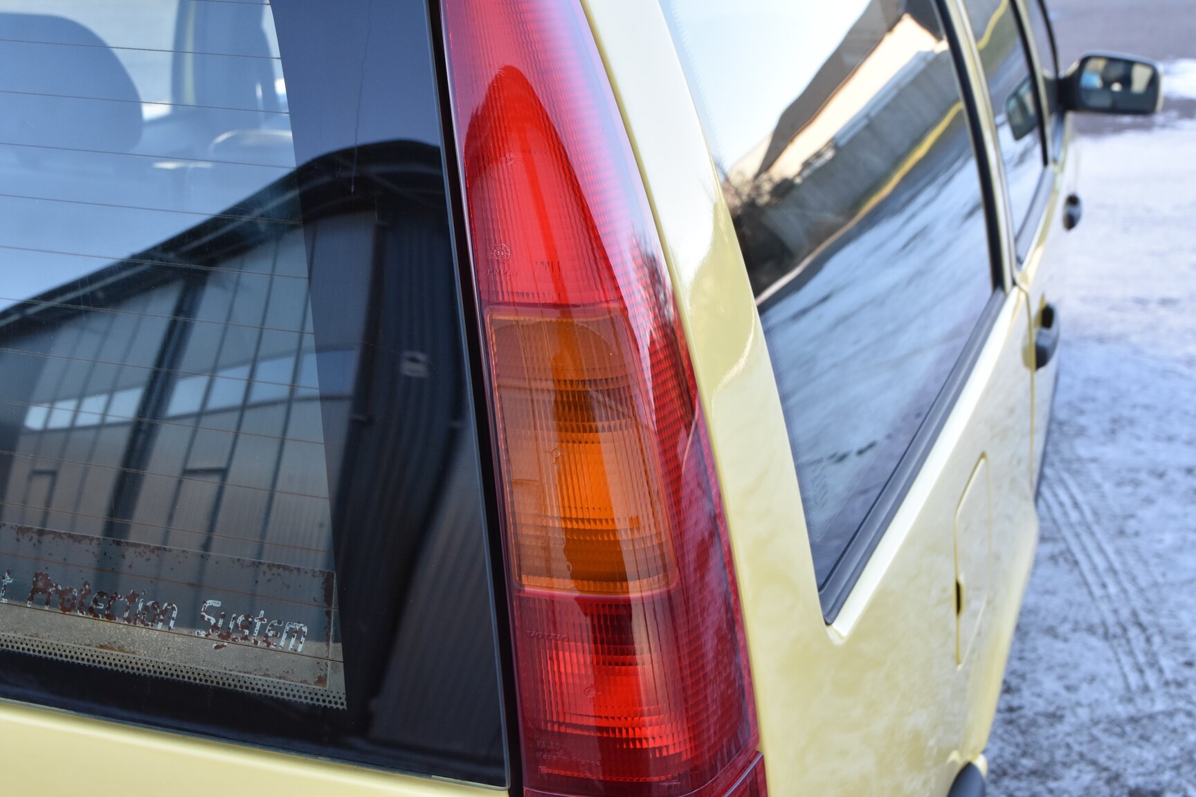 Exterior image of 1995 Volvo 850 T-5R Kombi