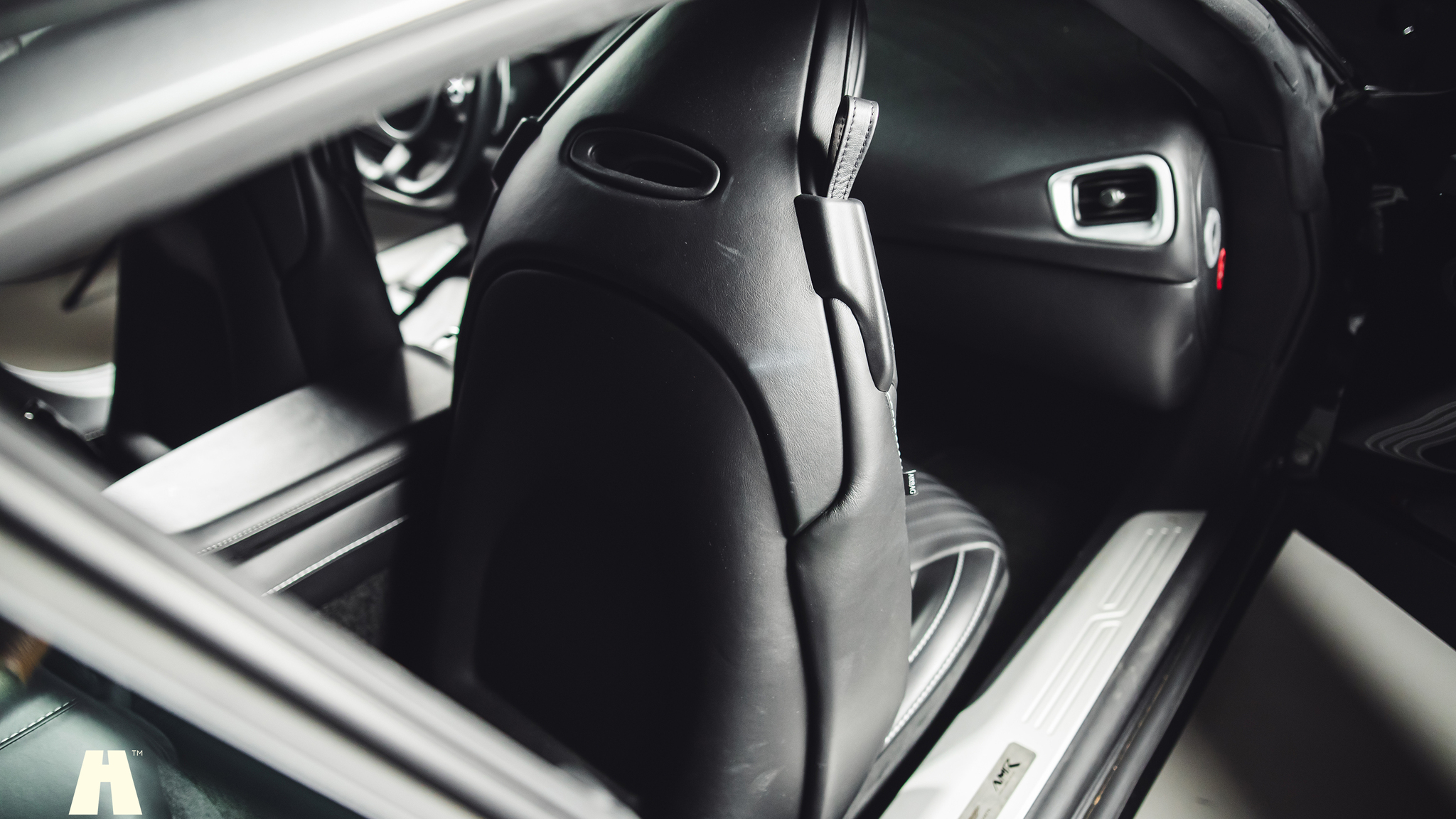 Interiörbild 2019 Aston Martin DB11 AMR (50)