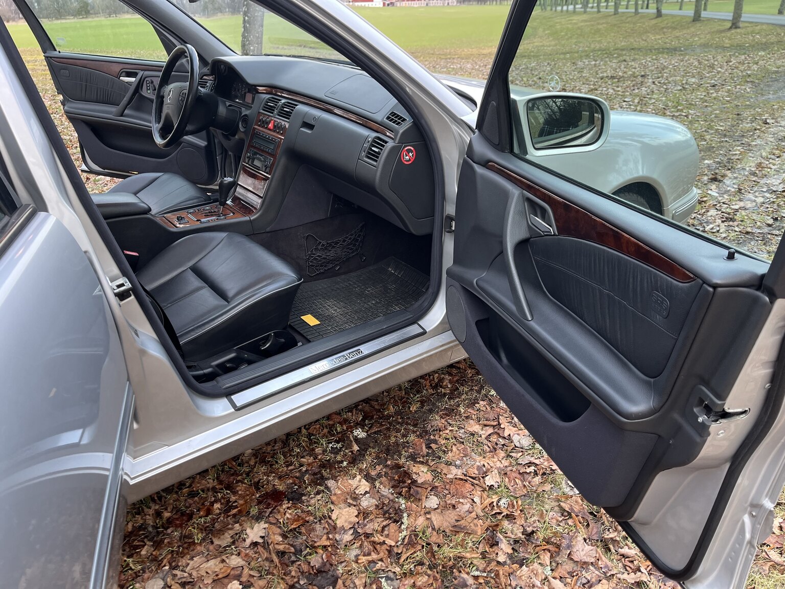 Interior image of 1999 Mercedes-Benz E320 T Automat