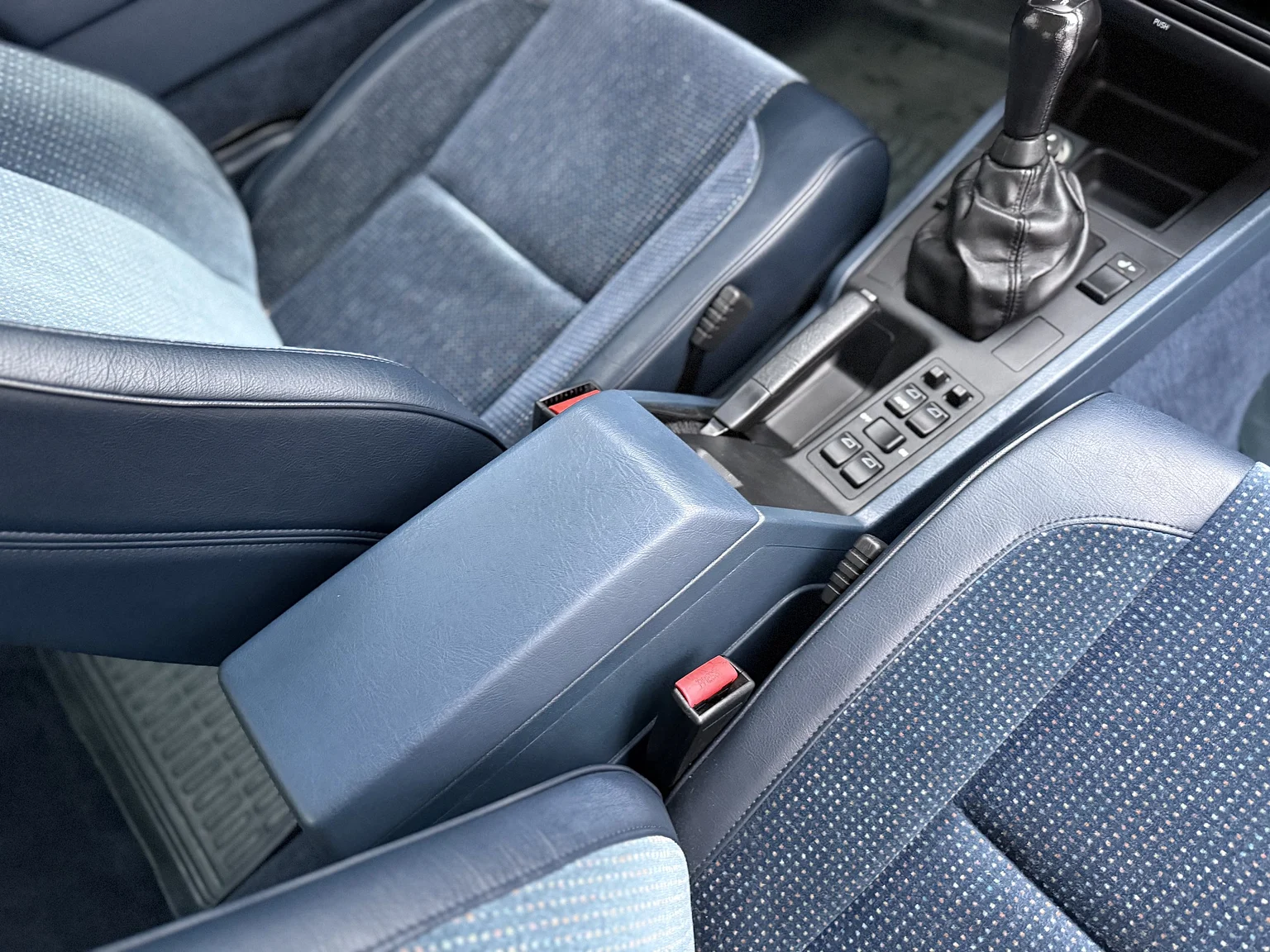 Interior image of 1994 Volvo 850 2.5 SE (36)