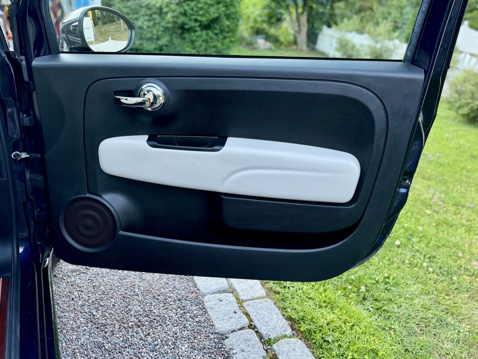 Innenraumfoto von 2017 Fiat 500 Riva