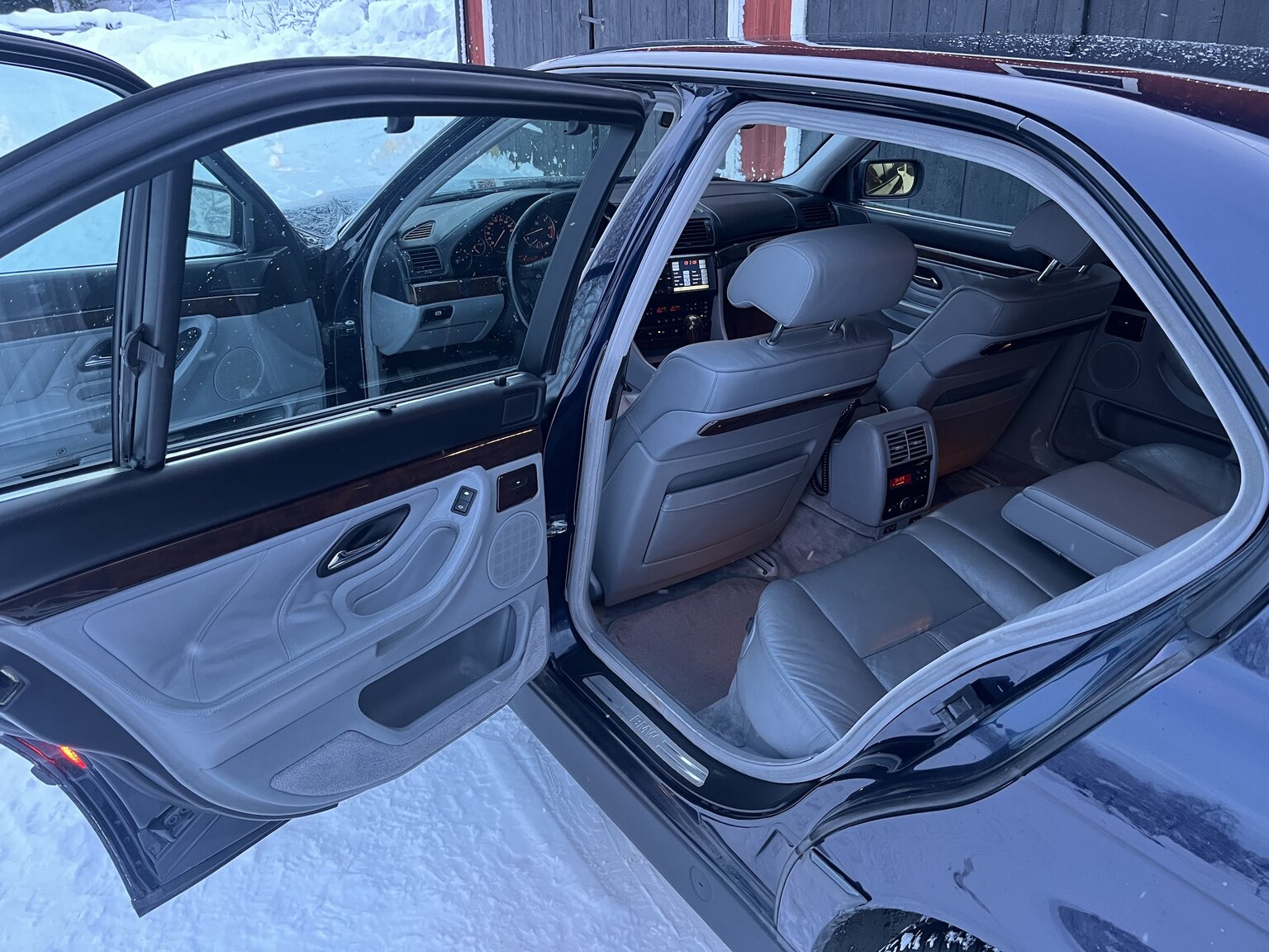 Interior image of 1996 BMW 750IA (5)