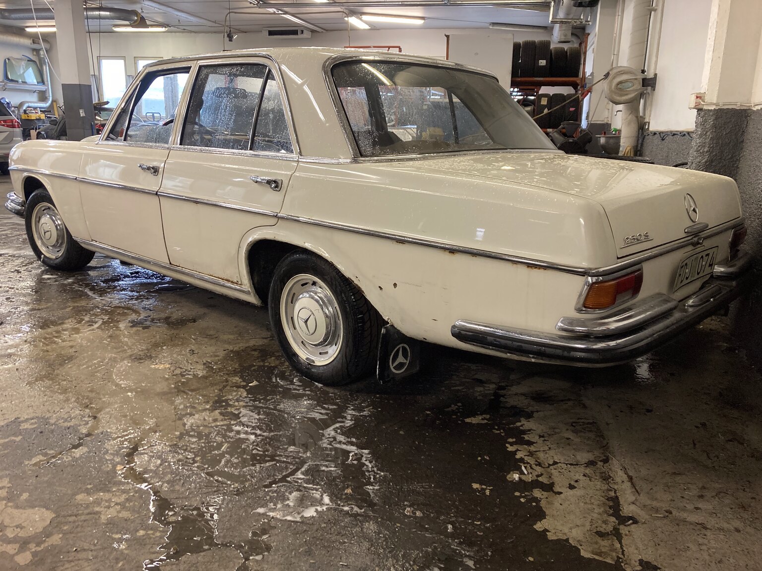 Exterior image of 1966 Mercedes-Benz 250s