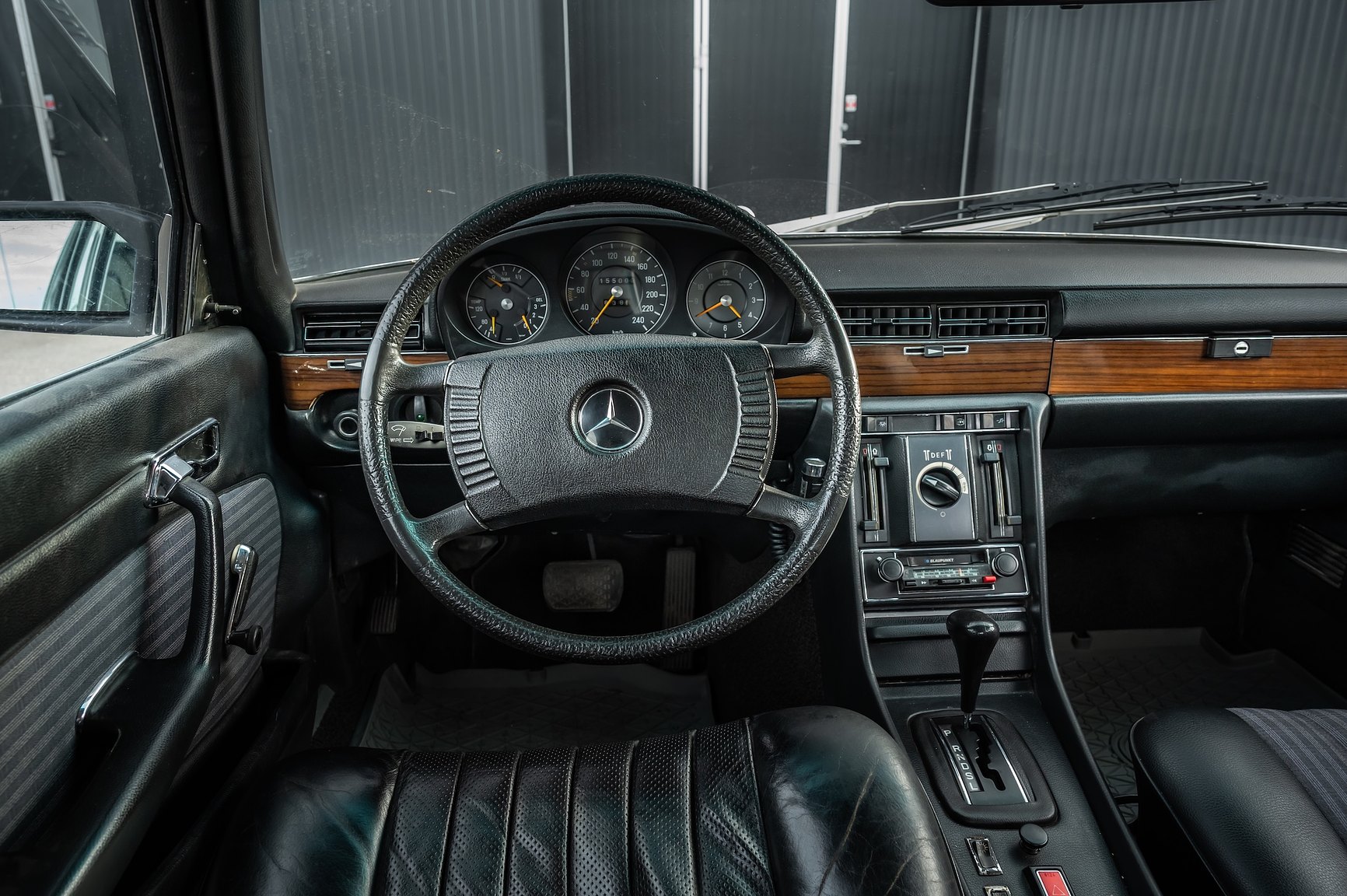 Interior image of 1975 Mercedes-Benz 280 SE 
