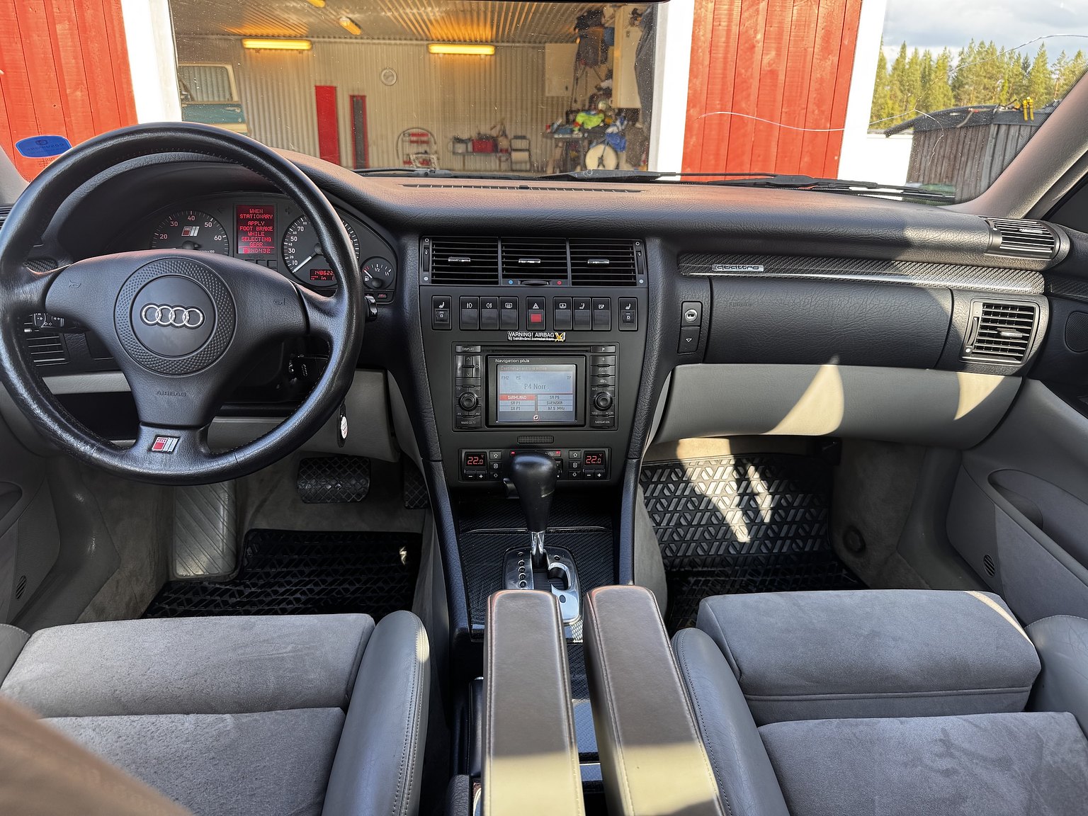Interiörbild 1999 Audi S8 4.2 Quattro