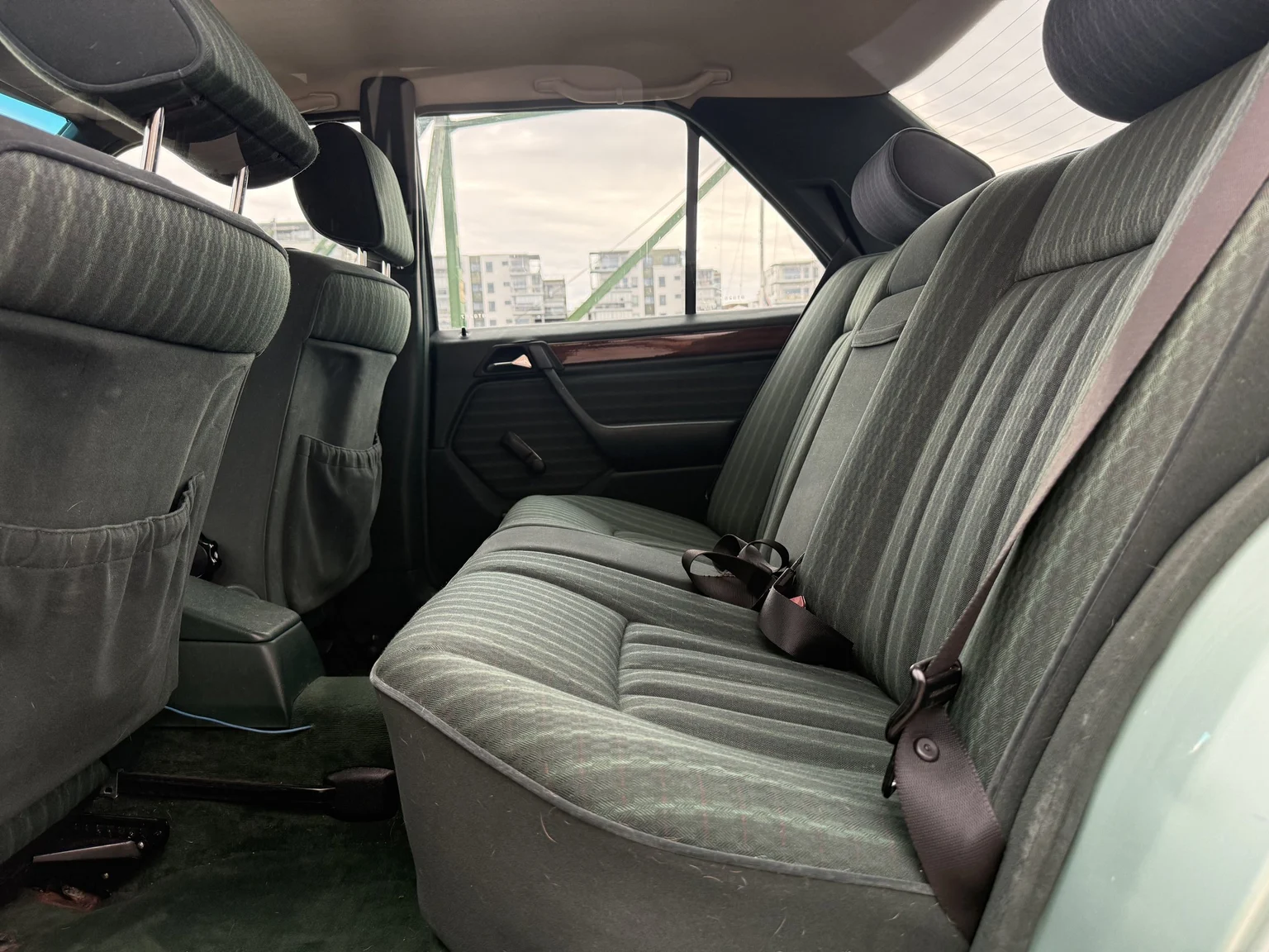 Interior image of 1991 Mercedes-Benz 300 E 4MATIC (23)