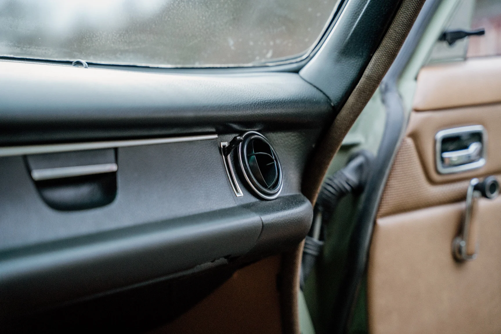 Interior image of 1975 Mercedes-Benz 240 D 3.0 (18)