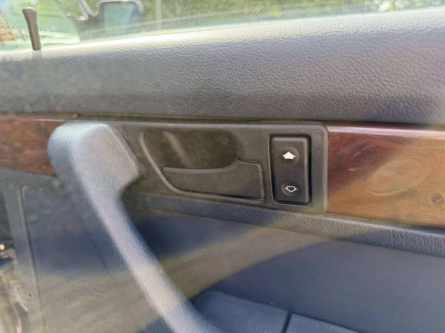 Interior image of 1990 BMW 750i (75)