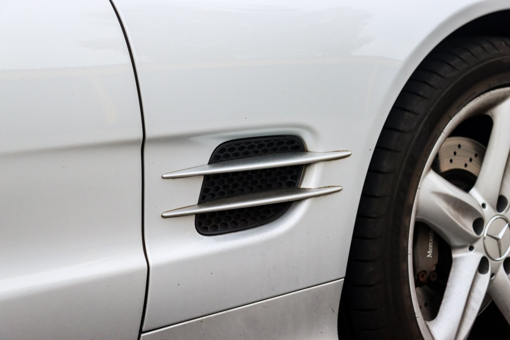 Exterior image of 2006 Mercedes-Benz SL 500