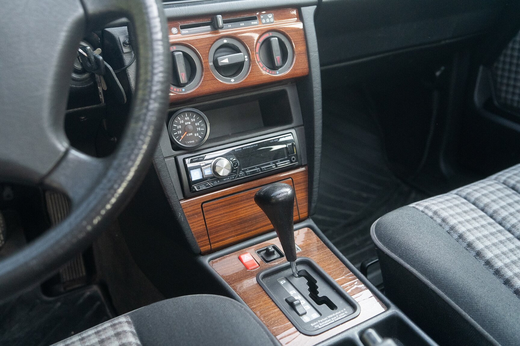 Innenraumfoto von 1992 Mercedes-Benz 190E "No Reserve Auction"