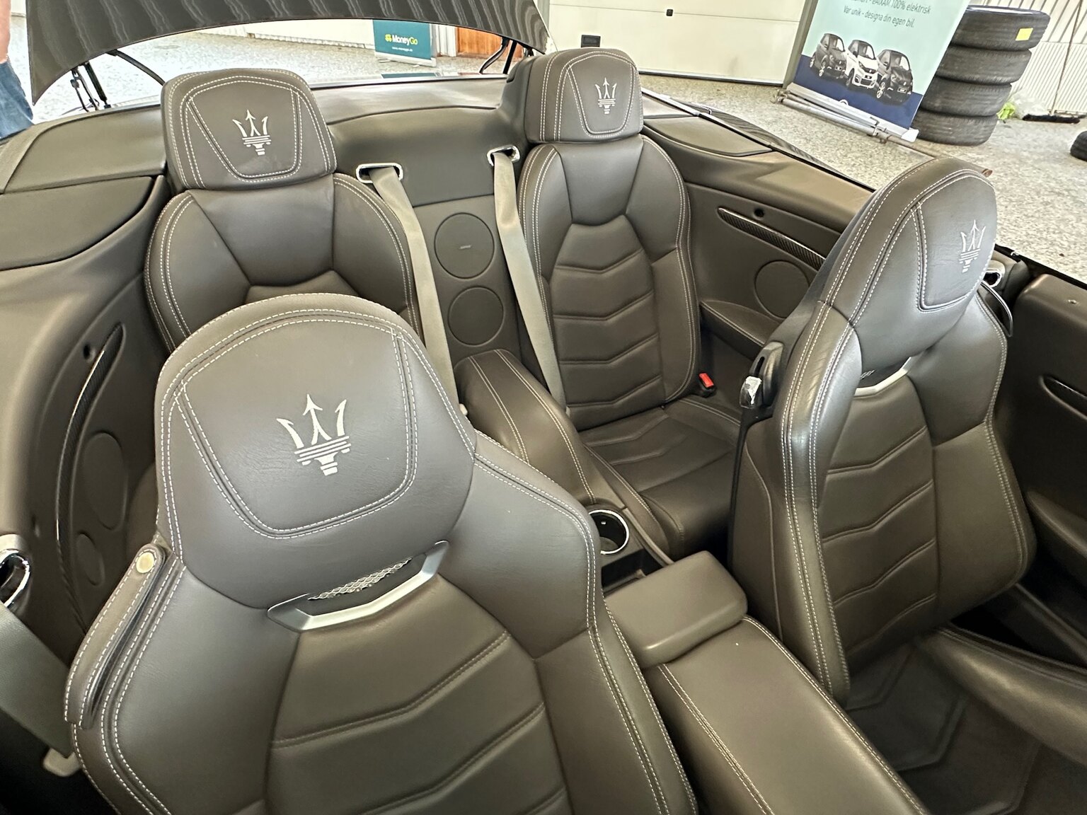 Interiörbild 2016 Maserati Grancabrio (3)