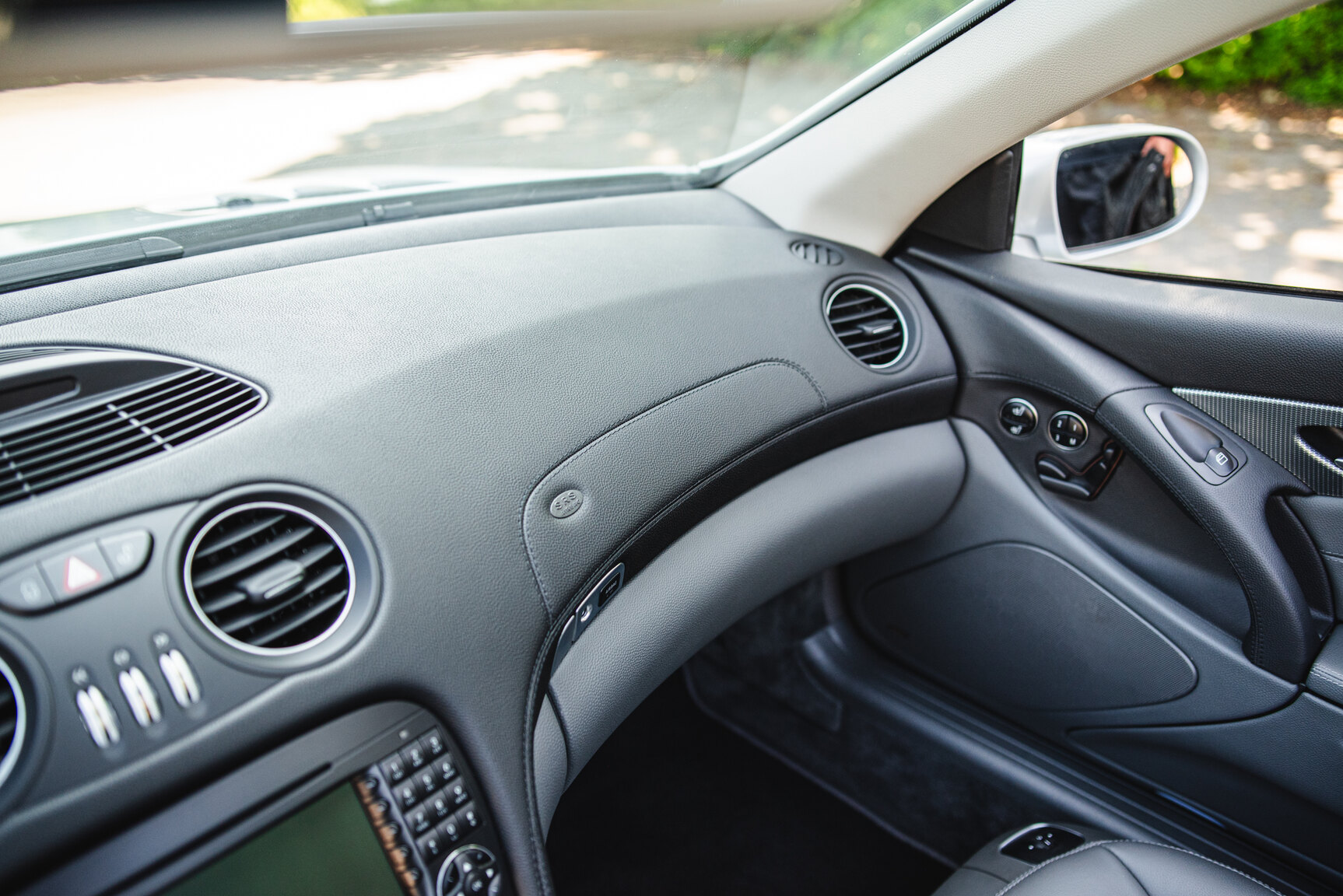 Interior image of 2006 Mercedes-Benz SL 350