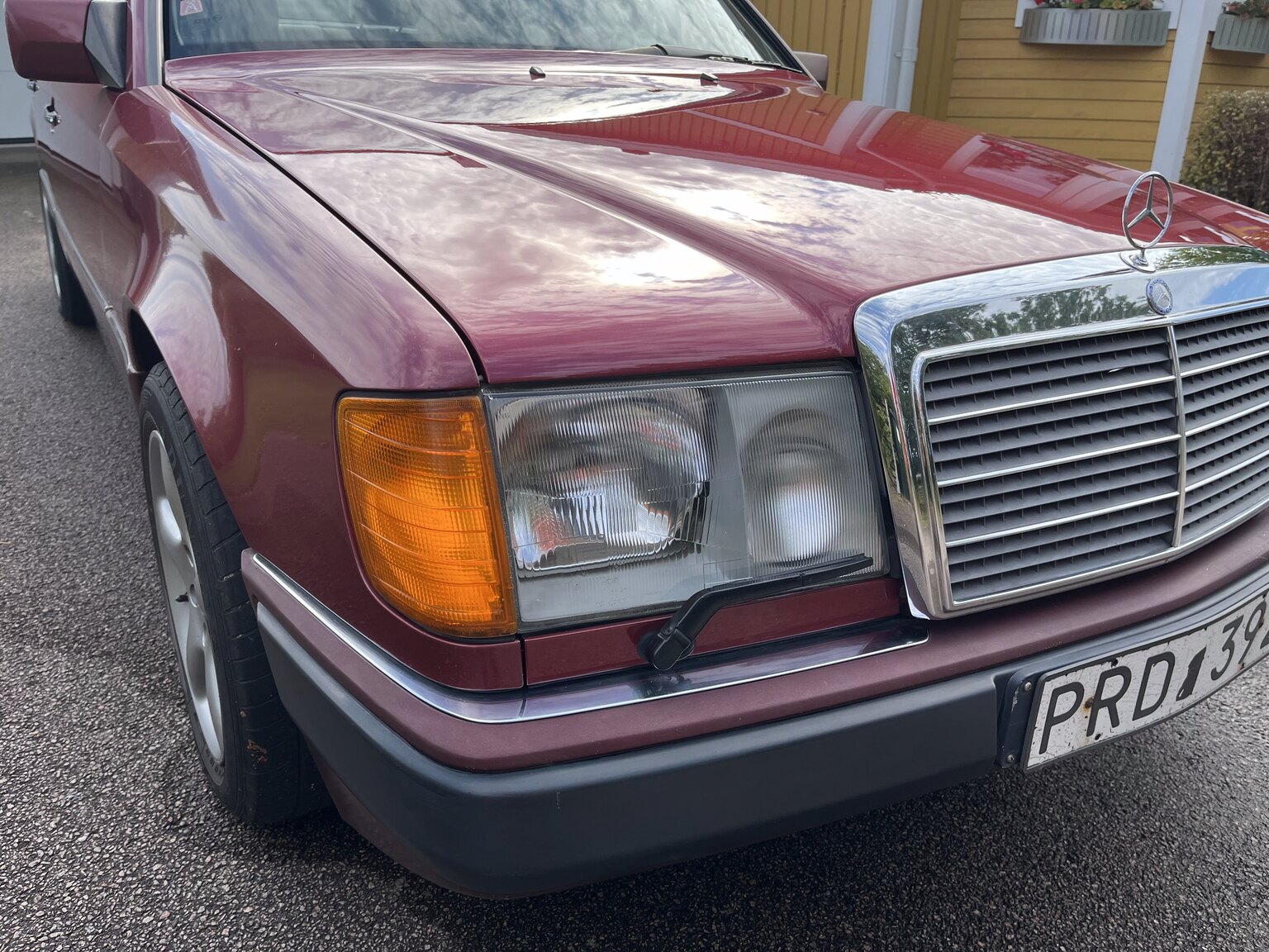 Exterior image of 1990 Mercedes-Benz 230 E