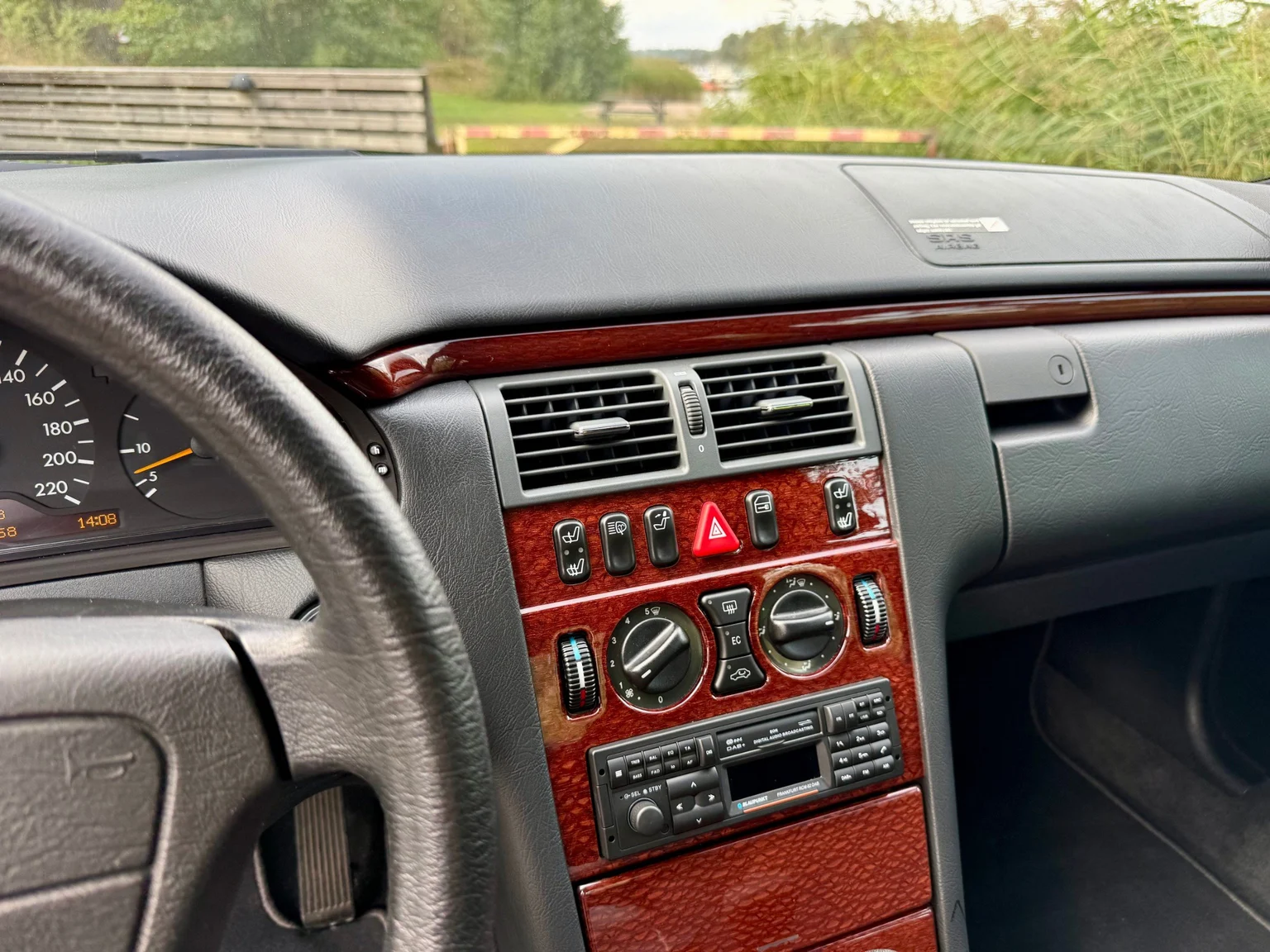Innenraumfoto von 1997 Mercedes-Benz E 290 TD (15)