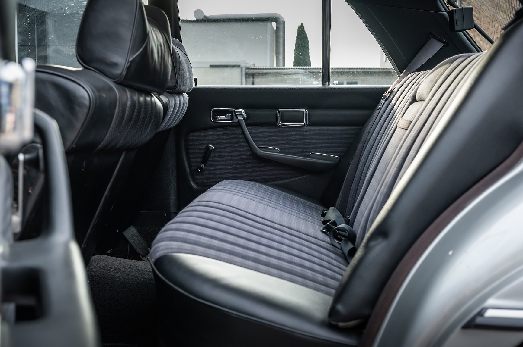 Interior image of 1975 Mercedes-Benz 280 SE 