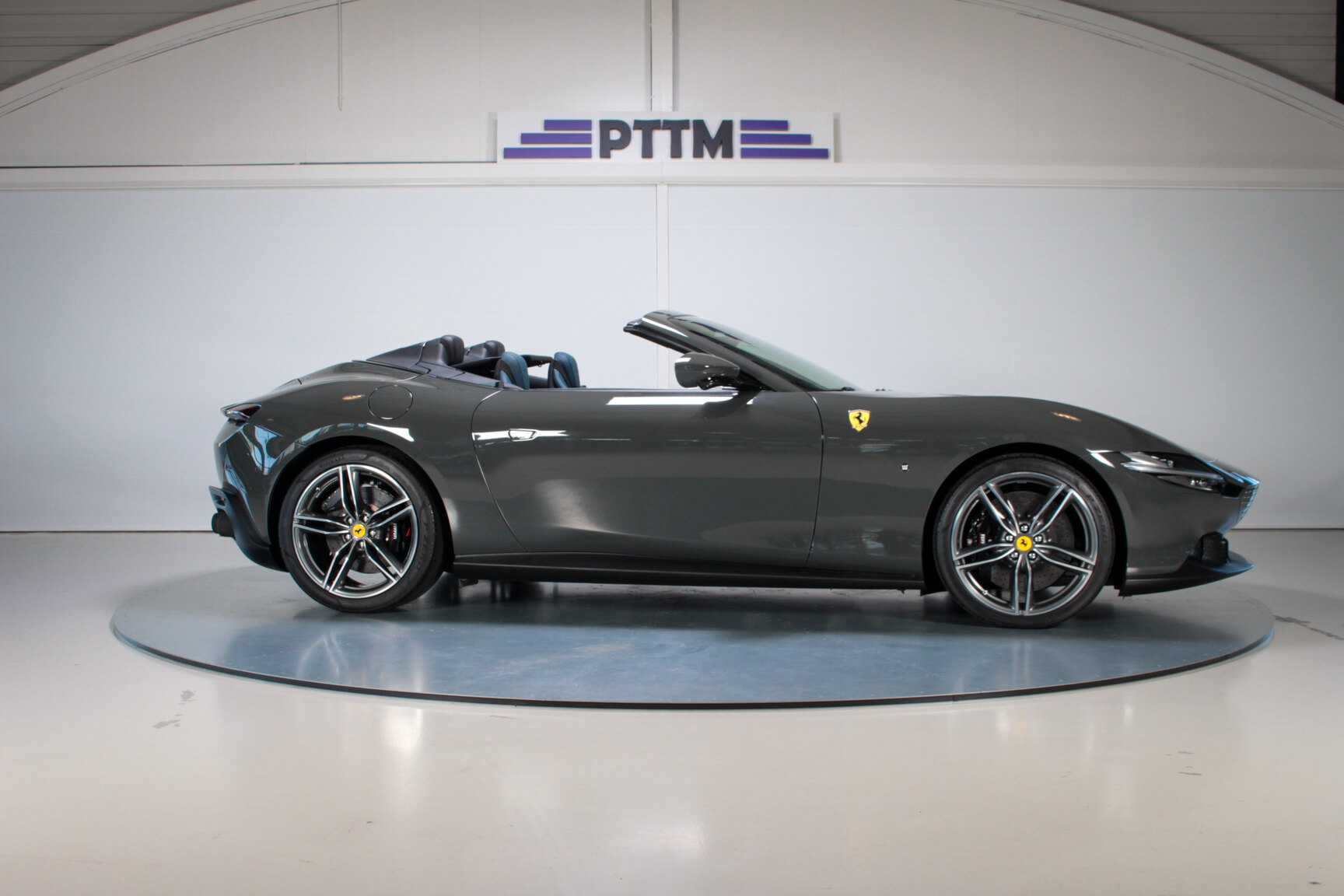 Exteriörbild på 2024 Ferrari Roma Spider