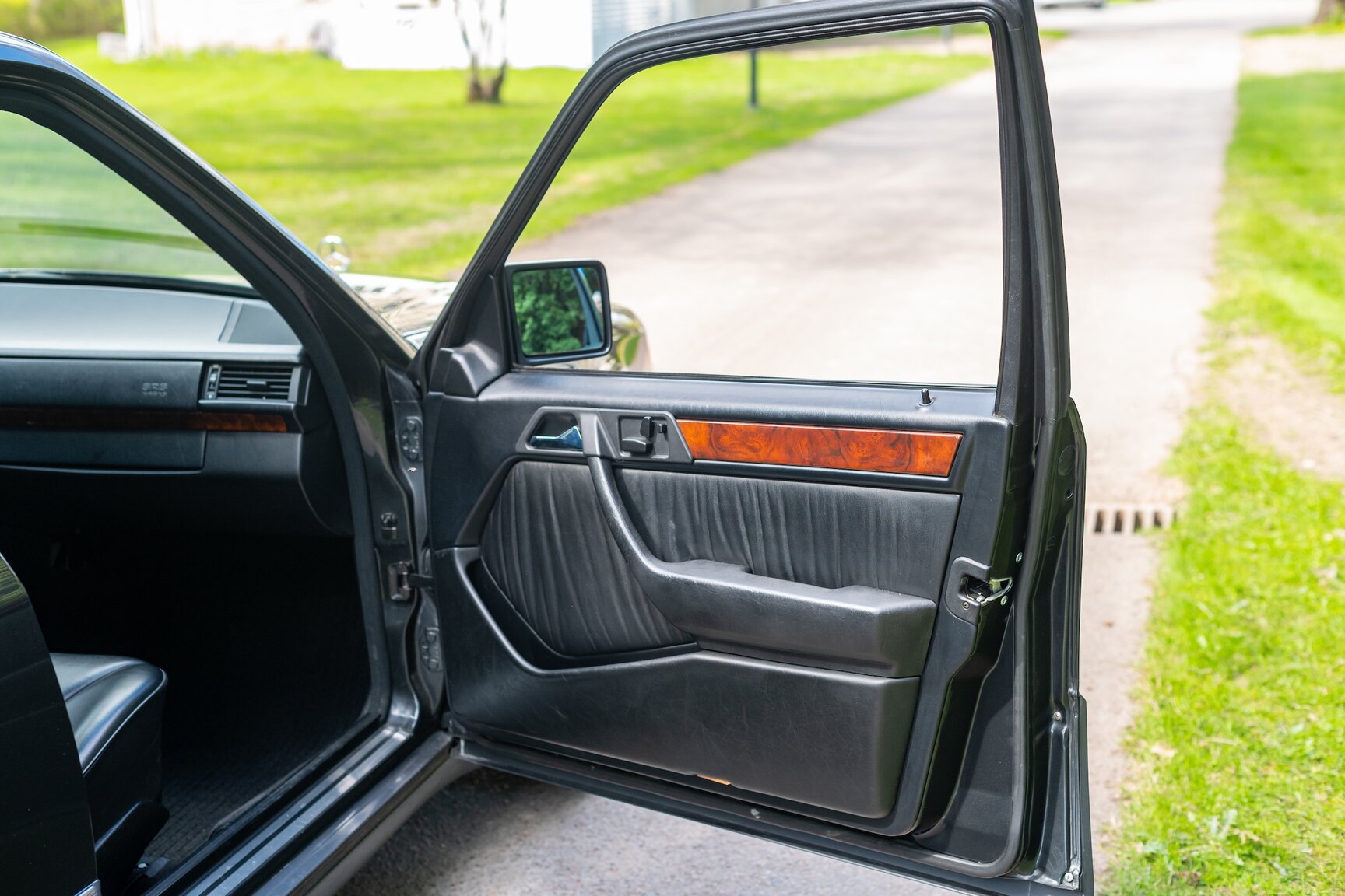 Interior image of 1993 Mercedes-Benz 400 E