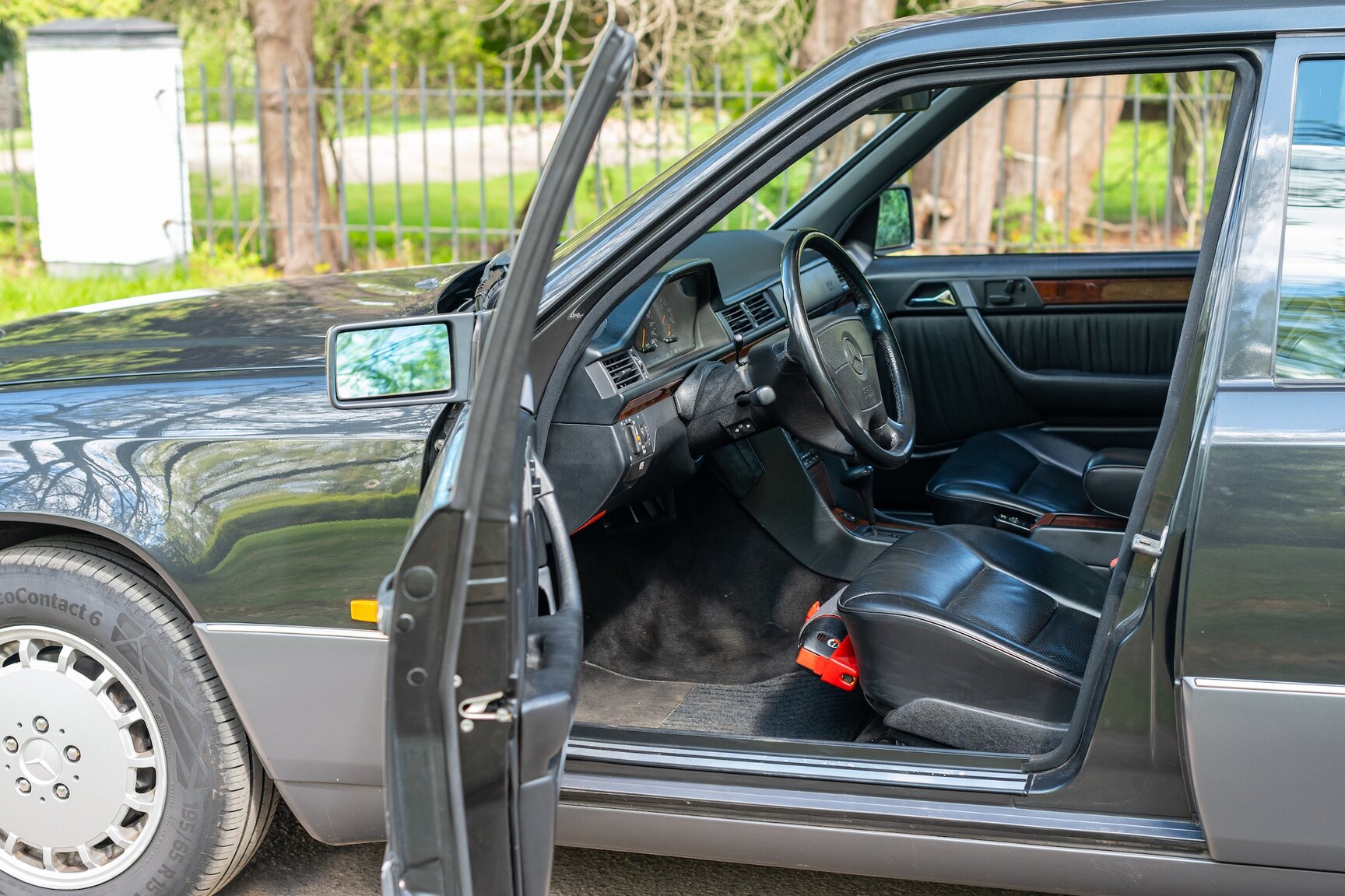 Interior image of 1993 Mercedes-Benz 400 E