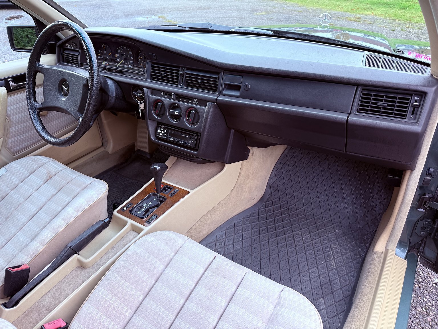 Innenraumfoto von 1989 Mercedes-Benz 190 E