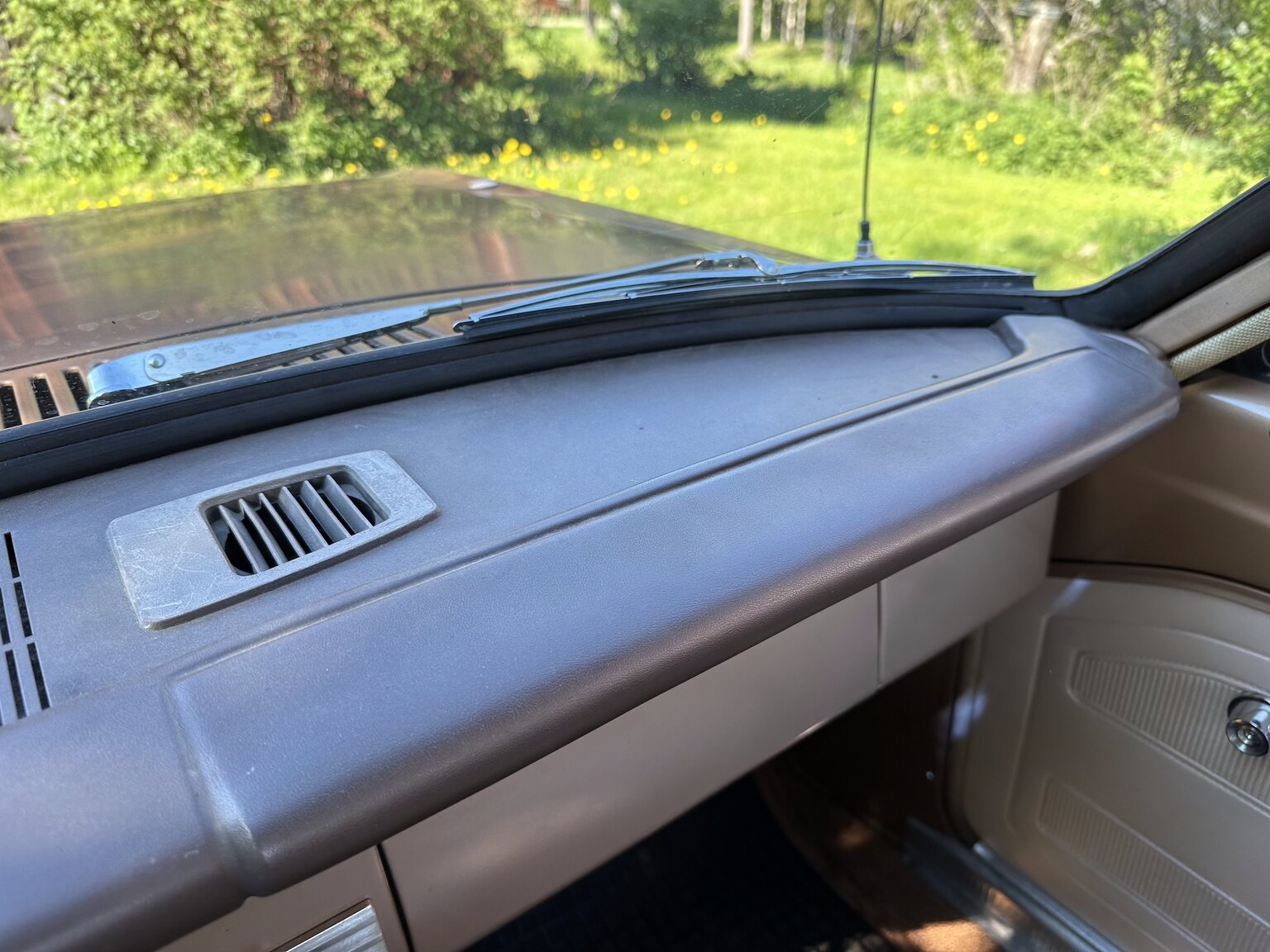 Interiörbild 1966 Plymouth Valiant 100 2-door Sedan