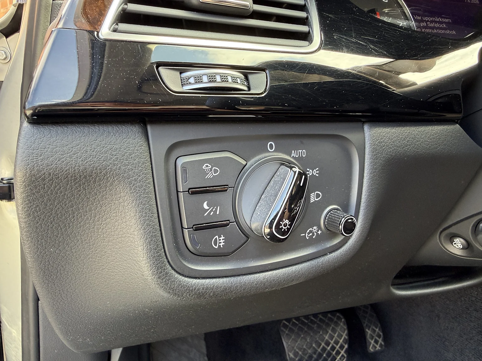 Innenraumfoto von 2014 Audi A8 4.0 TFSI (35)