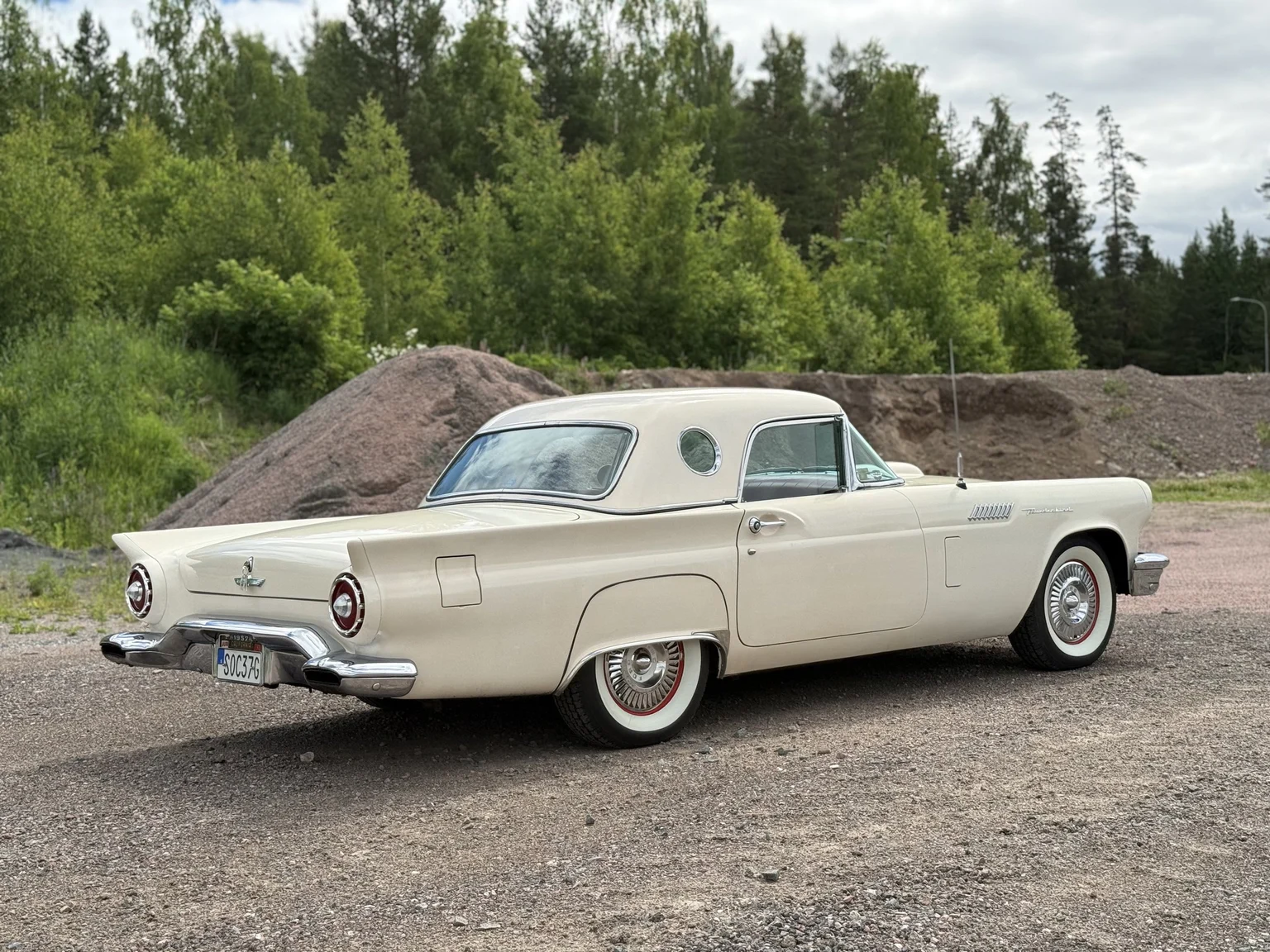Exteriörbild på 1957 Ford Thunderbird (5)