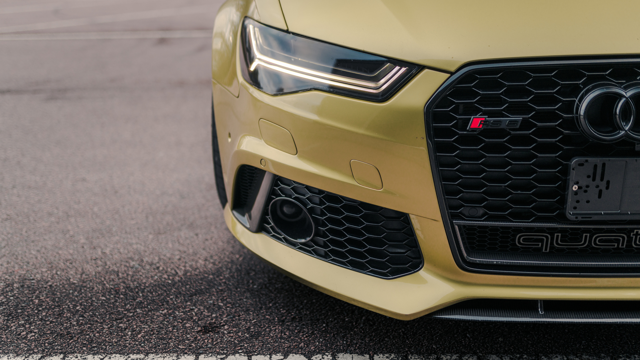 Exterior image of 2016 Audi RS6 Avant Exclusive (22)