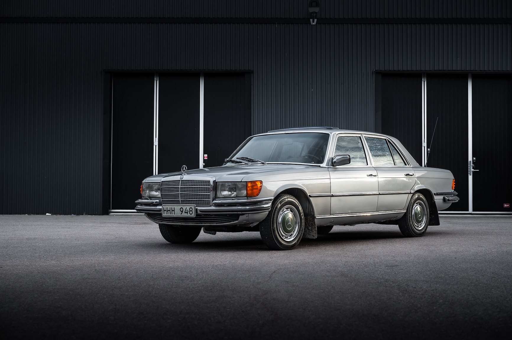 Exteriörbild på 1975 Mercedes-Benz 280 SE 