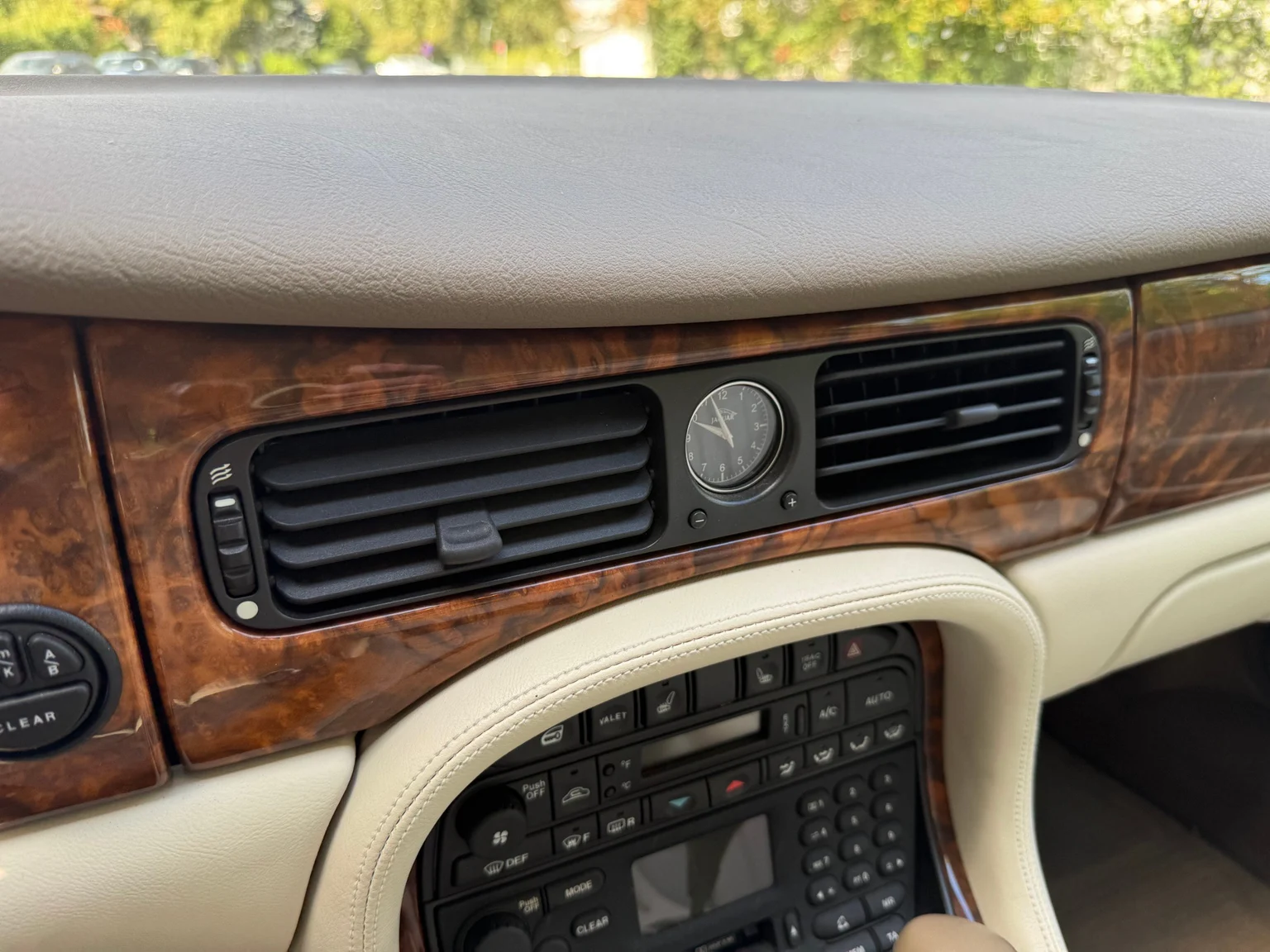 Innenraumfoto von 2001 Jaguar XJ Sovereign 4.0 V8 (12)