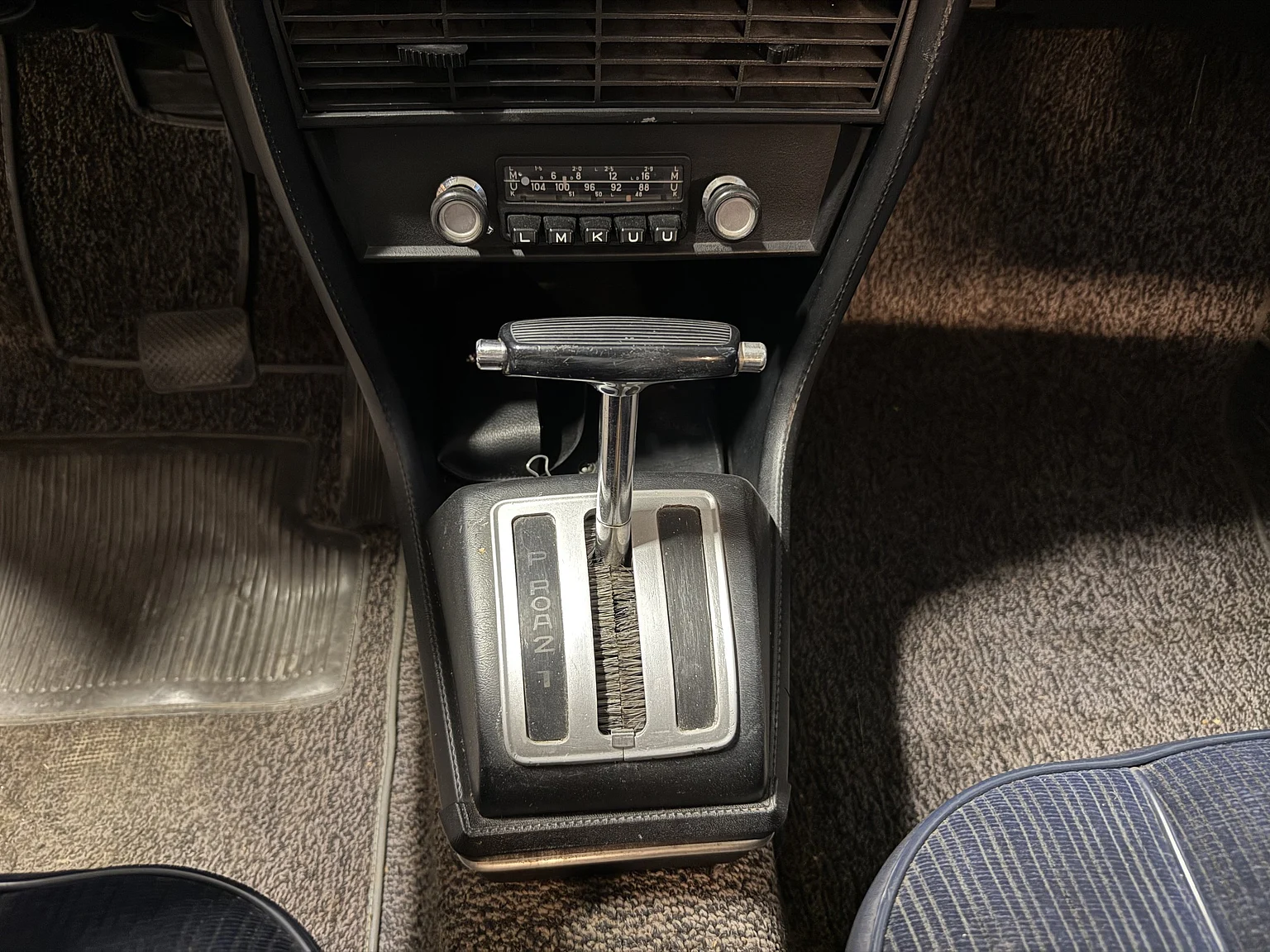 Innenraumfoto von 1970 BMW New Class 4-dörrars Sedan (30)