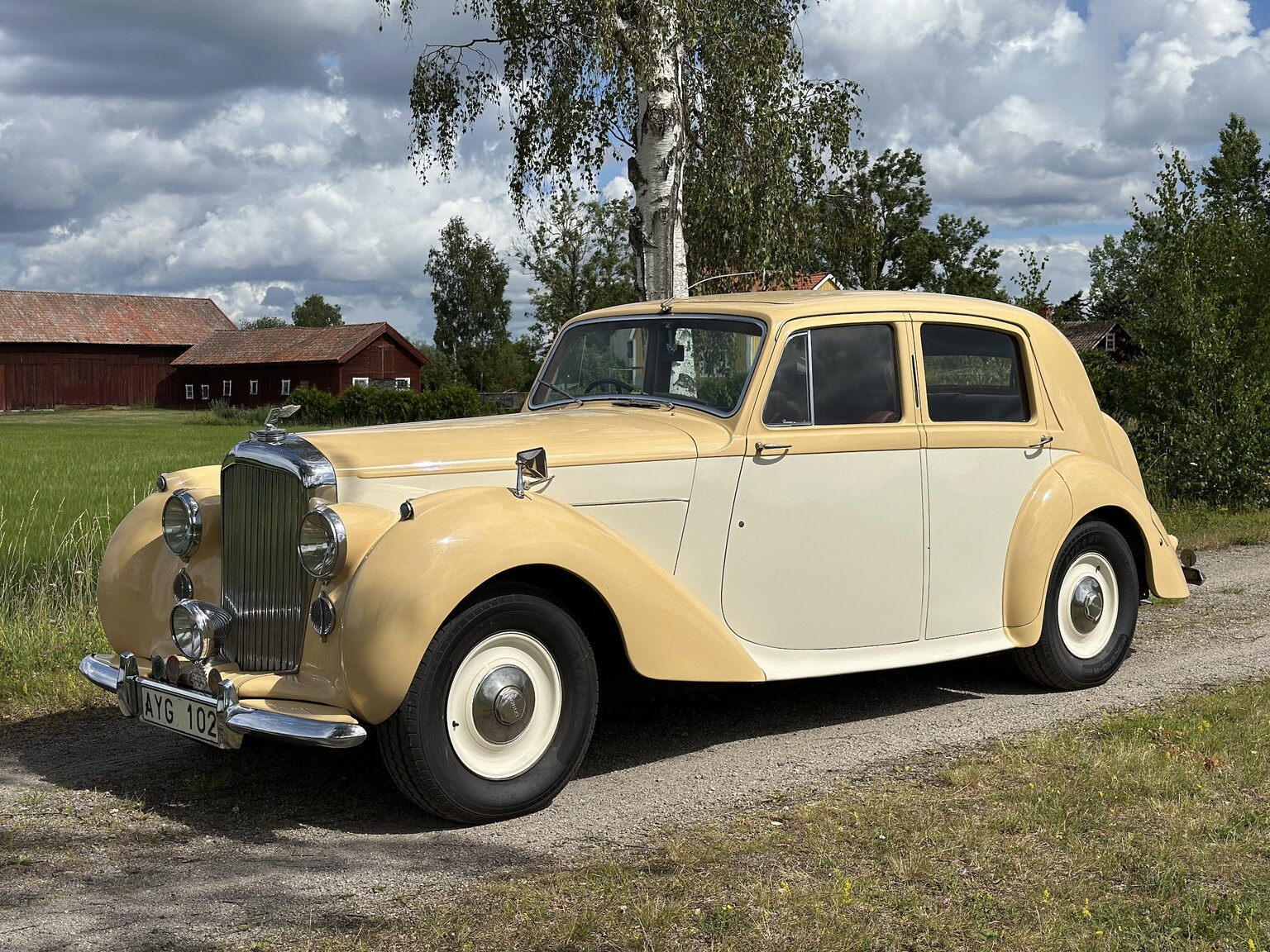 Exterior image of 1947 Bentley Mark IV Sport Saloon
