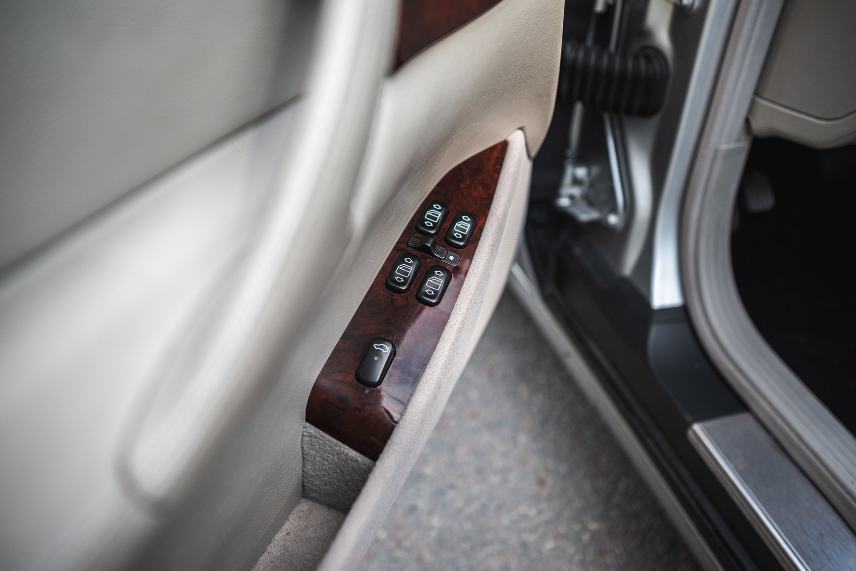 Interior image of 2000 Mercedes-Benz CL 500