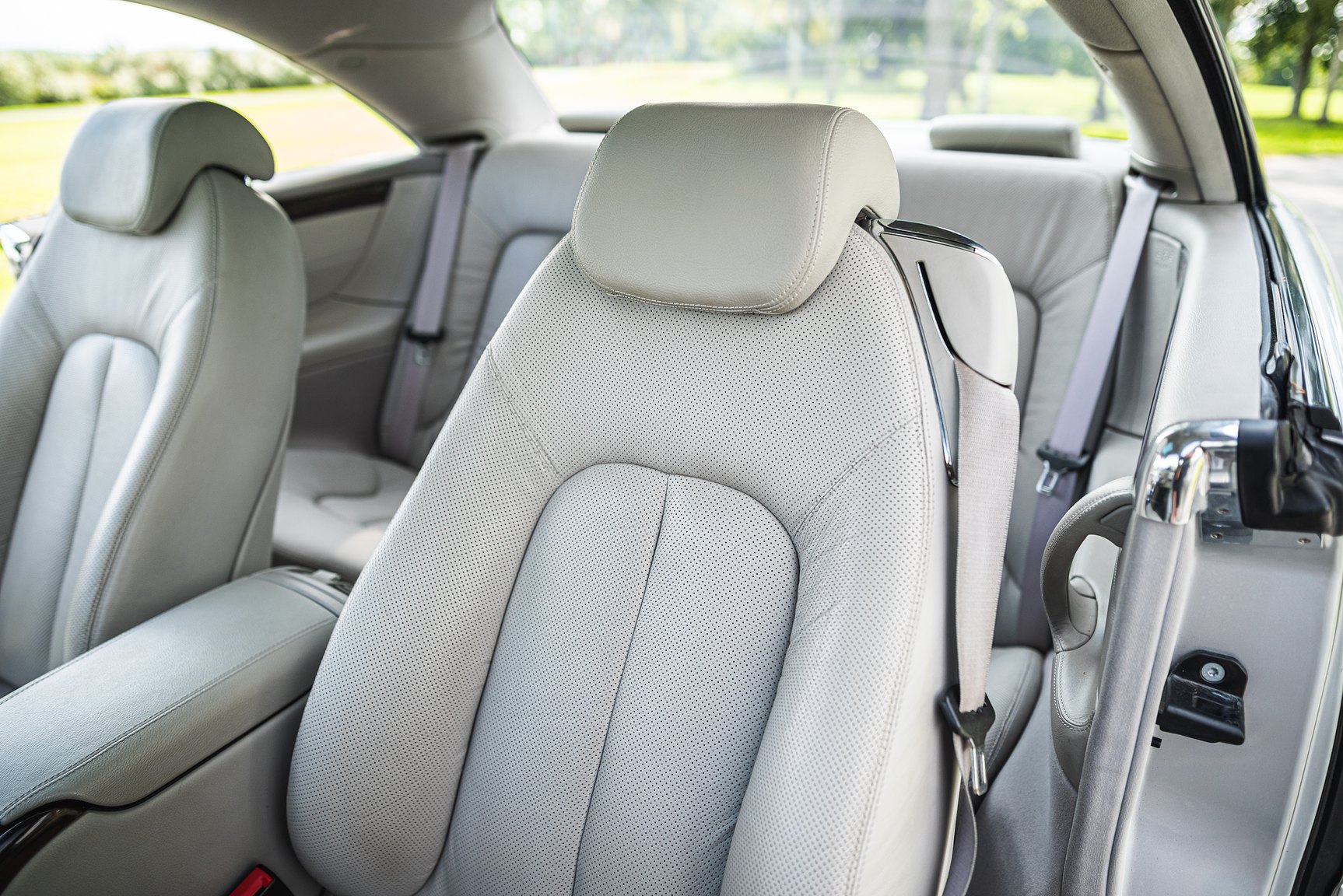 Interior image of 2000 Mercedes-Benz CL 500