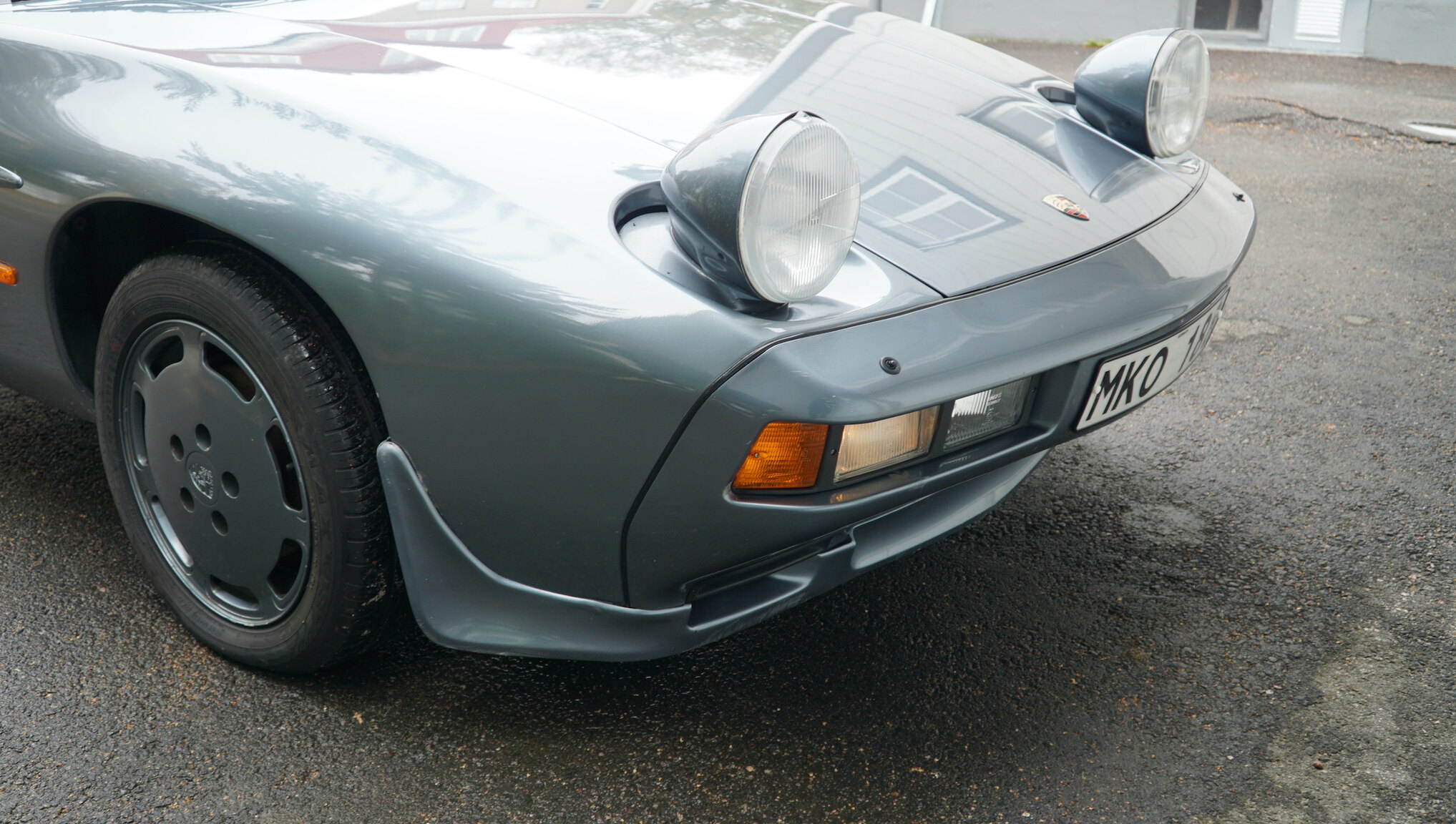 Exteriörbild på 1983 Porsche 928S (42)