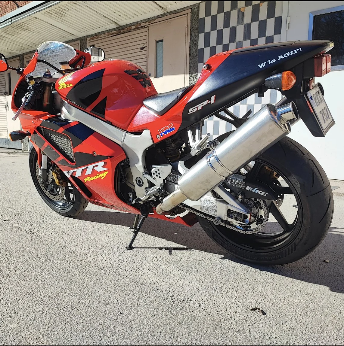 Exteriörbild på 2000 Honda RC51 (1)