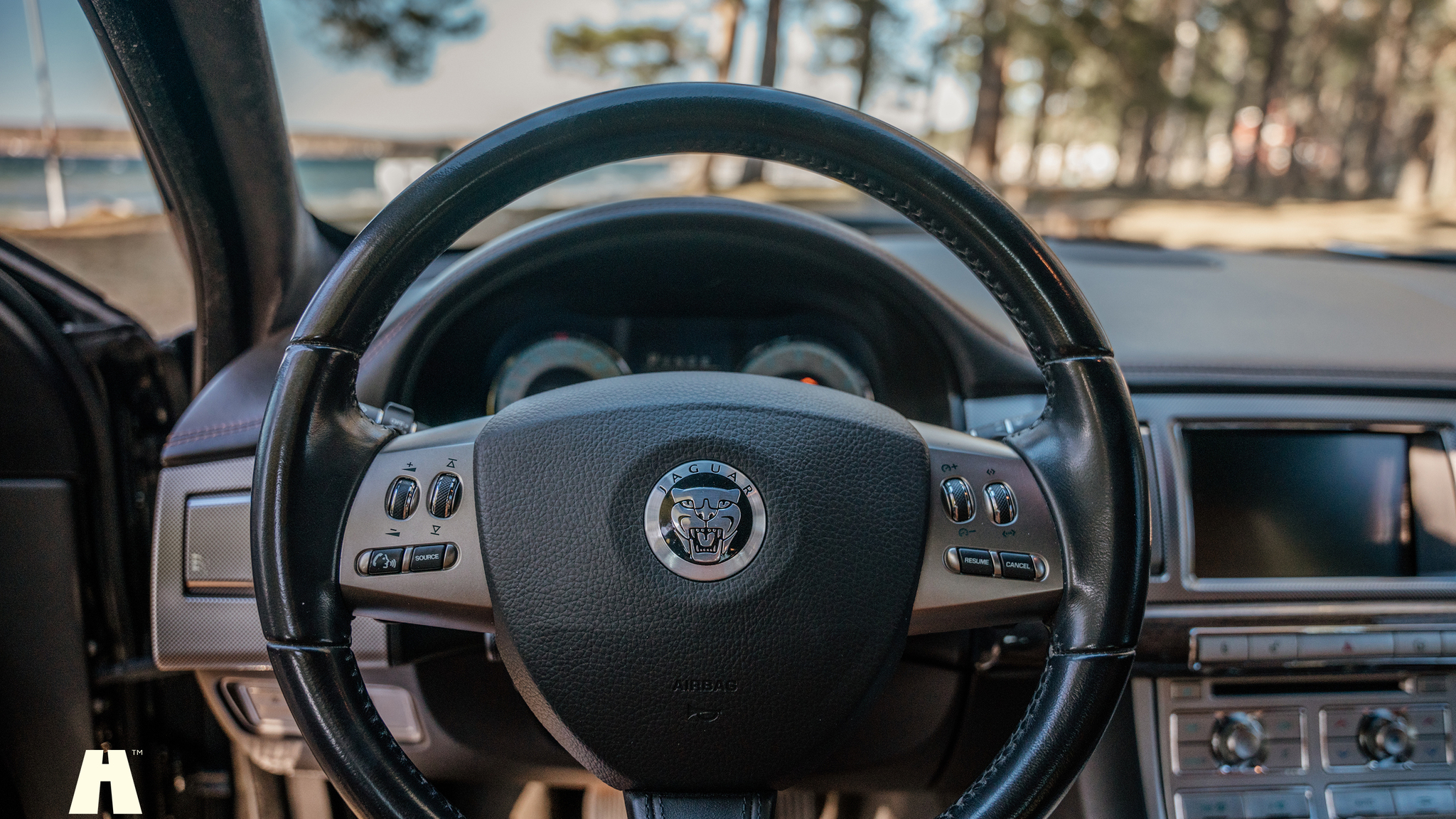 Interior image of 2010 Jaguar XFR (2)